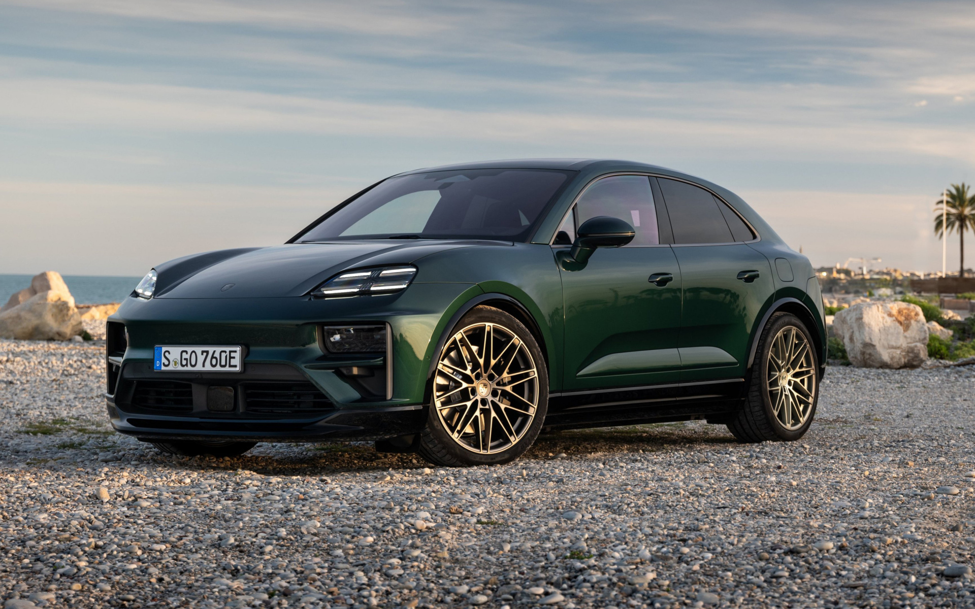 Зеленый автомобиль Porsche Macan Turbo 2024 года
