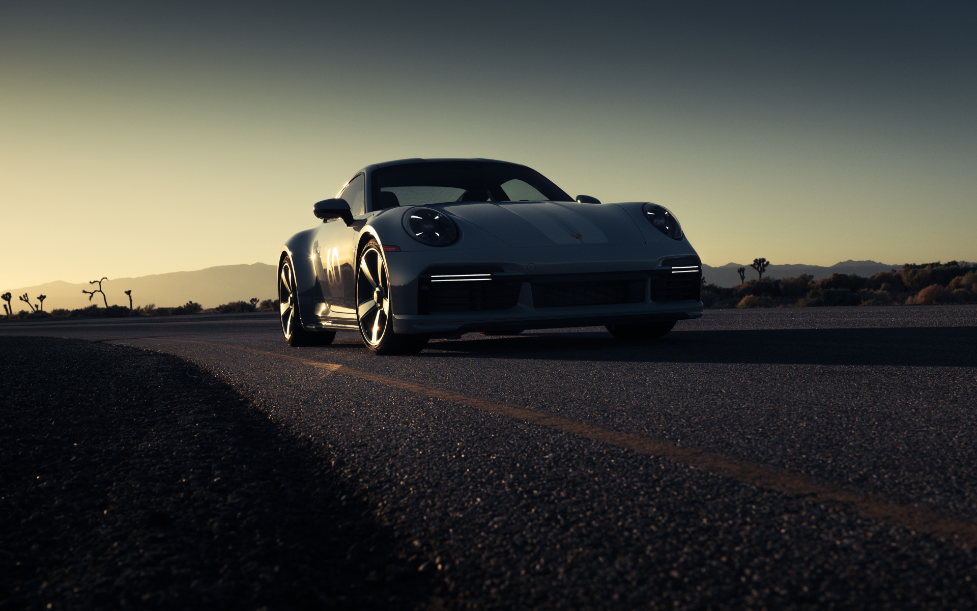 Автомобиль Porsche 911 Sport Classic на дороге