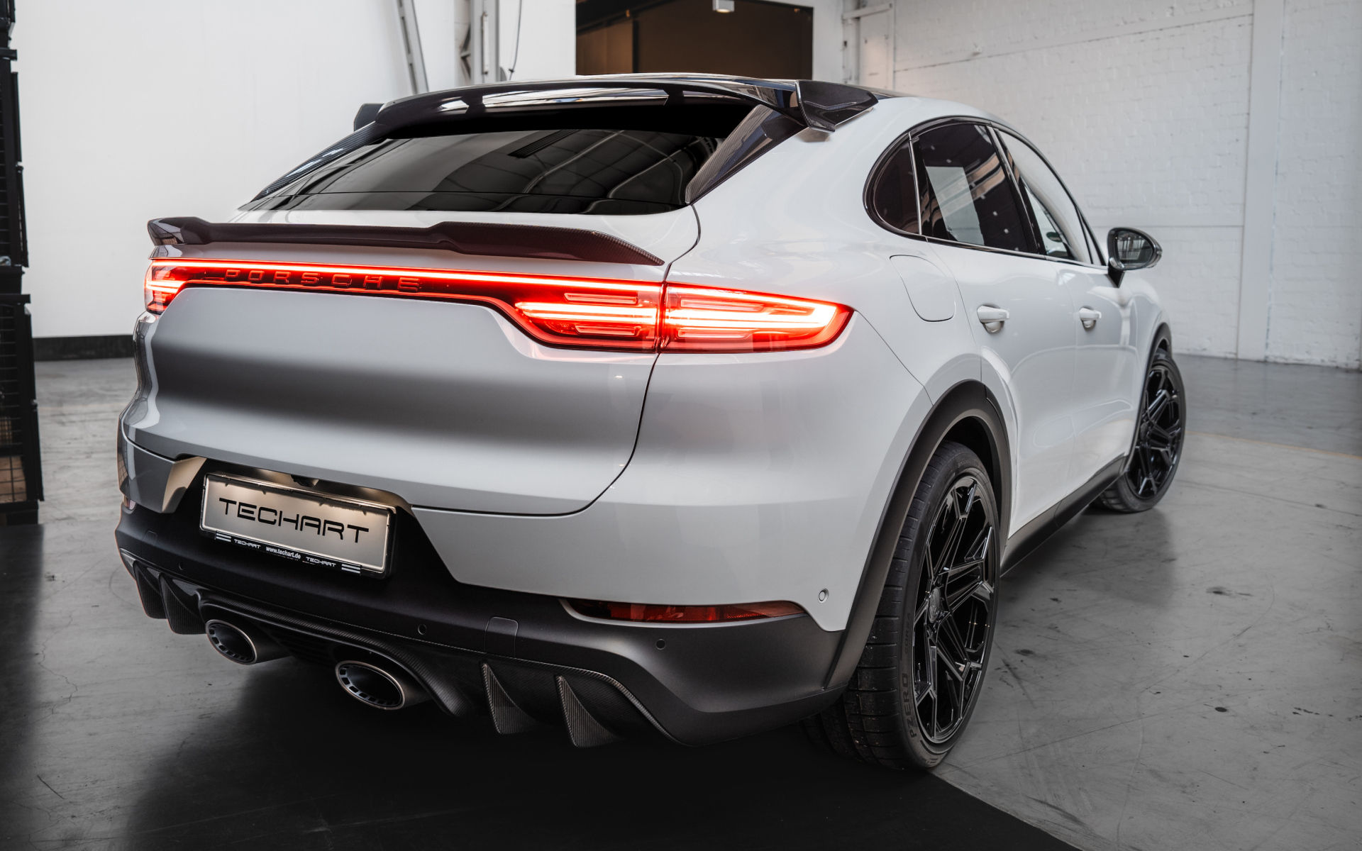 Вид сзади на автомобиль Porsche Cayenne Turbo GT