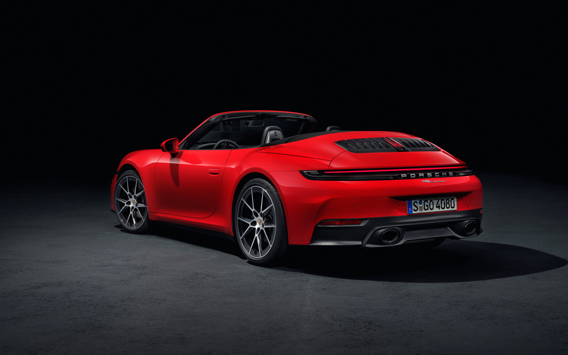 Красный  Porsche 911 Carrera Cabriolet 2024 года вид сзади