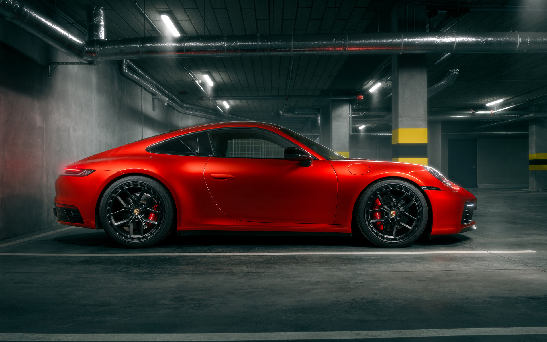 Вид сбоку на автомобиль Porsche 911 Carrera S