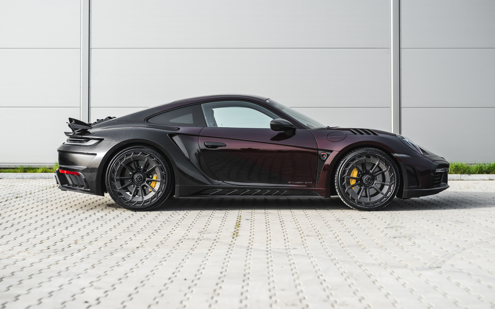Вид сбоку на автомобиль TopCar Porsche 911 Turbo S Stinger GTR Stealth Edition