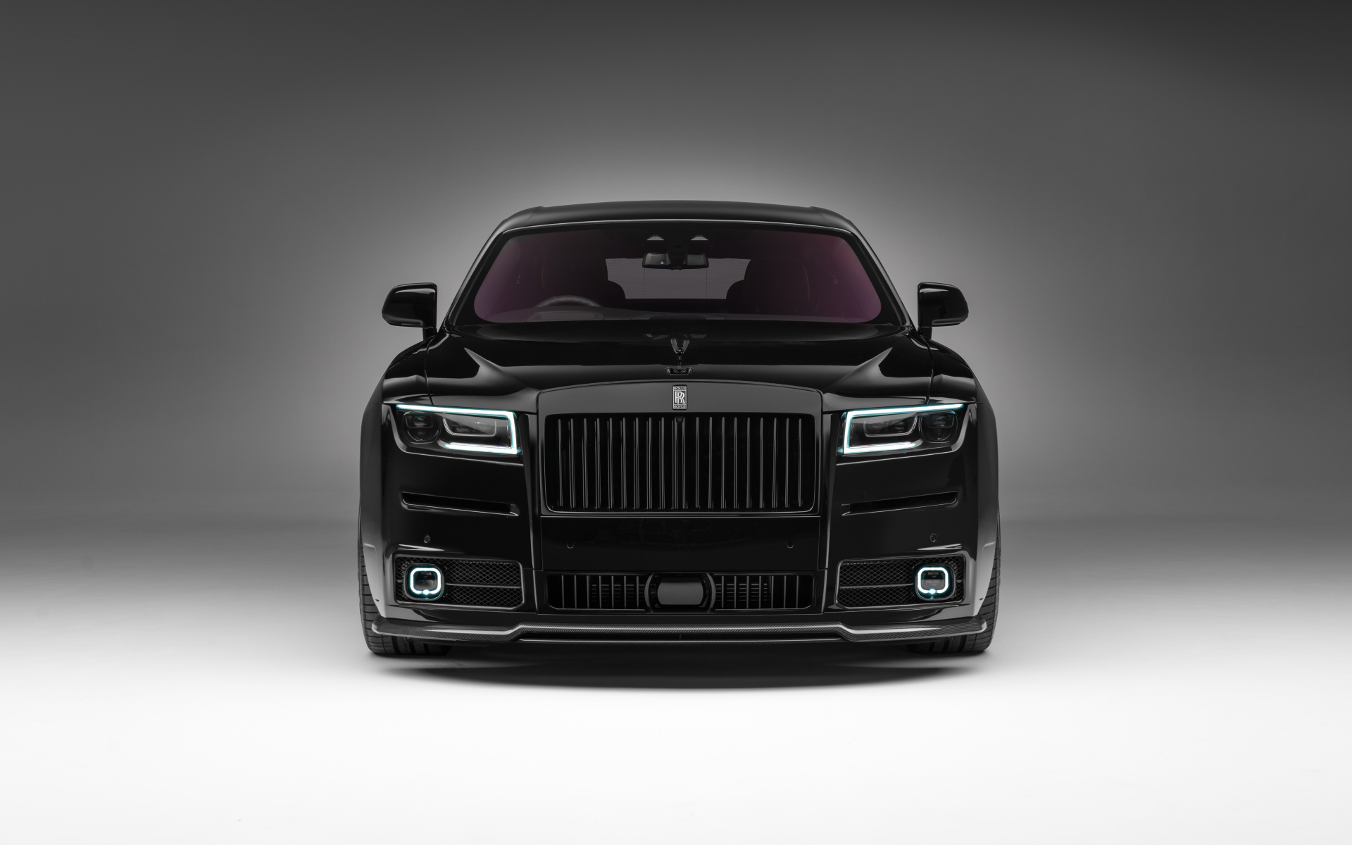 Черный автомобиль  Rolls-Royce Ghost  вид спереди