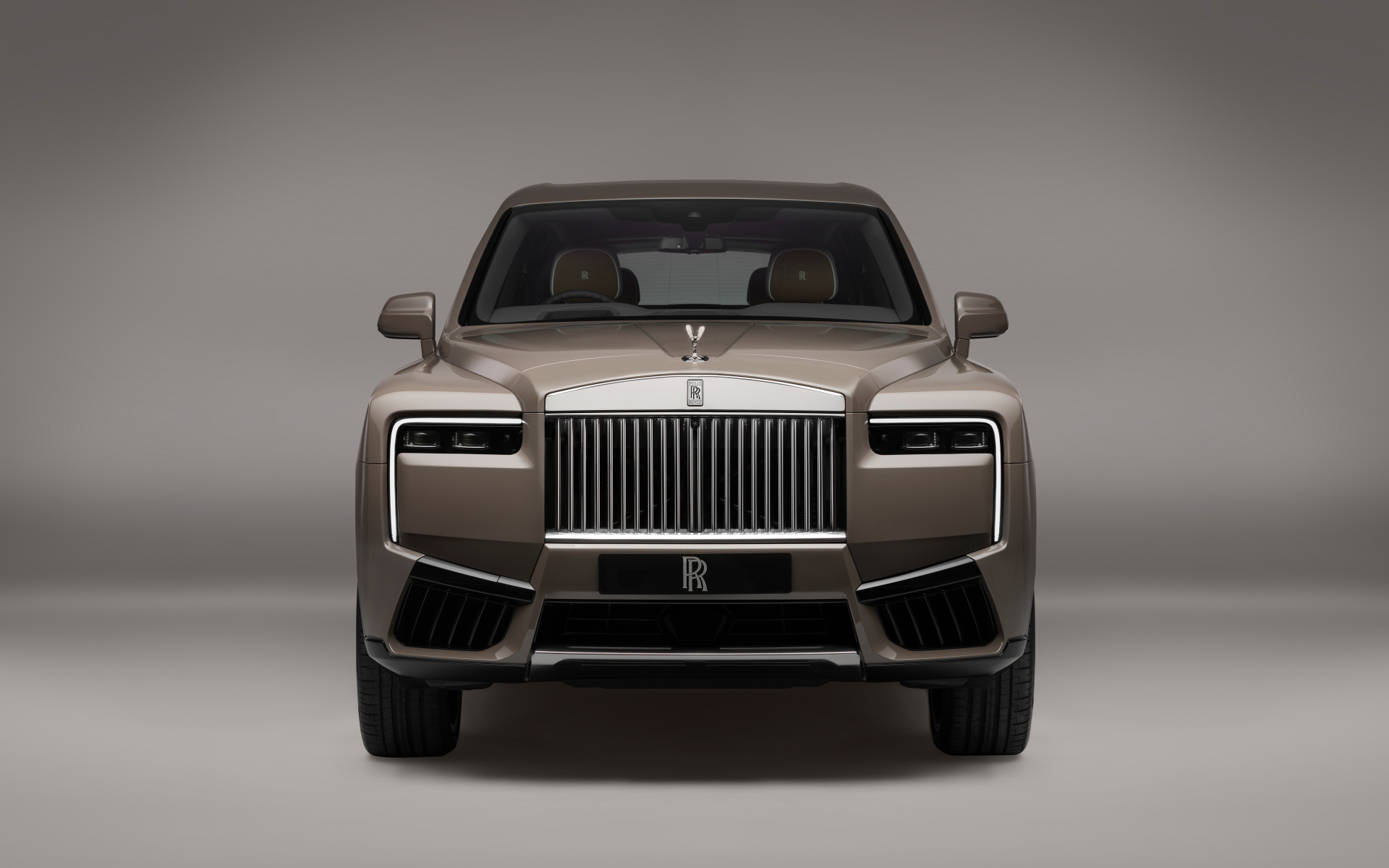 Вид спереди на автомобиль Rolls-Royce Cullinan Series II 2024 года