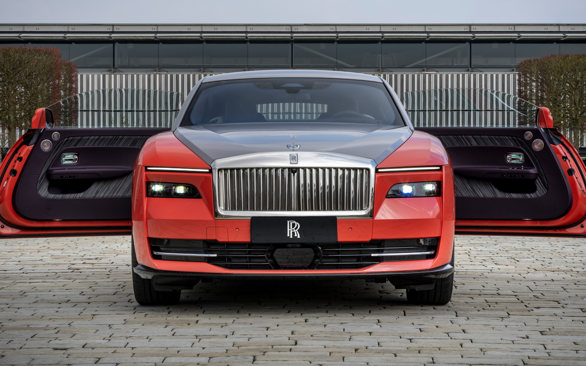 Вид спереди на автомобиль Rolls-Royce Spectre Escapism 2024 года