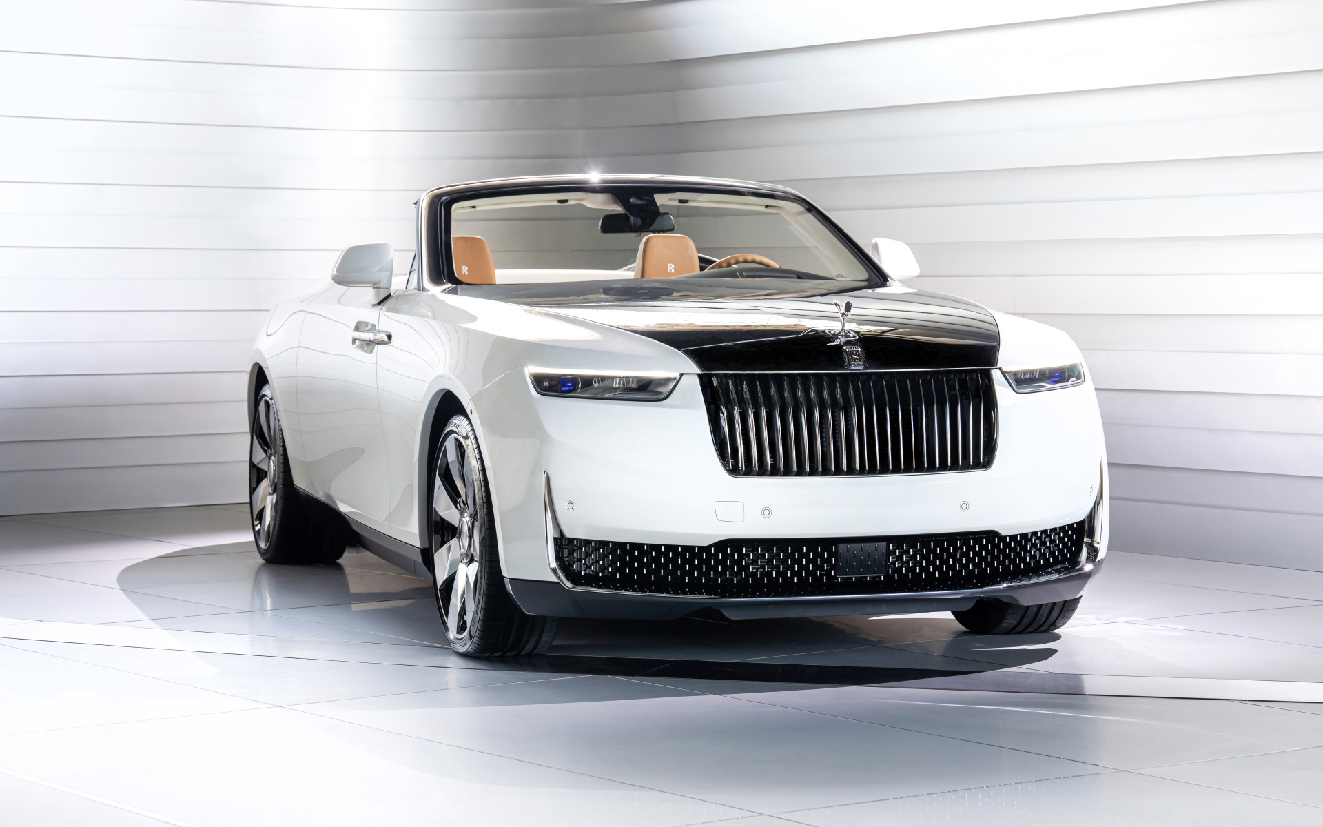 Вид спереди на автомобиль Rolls-Royce Arcadia Droptail