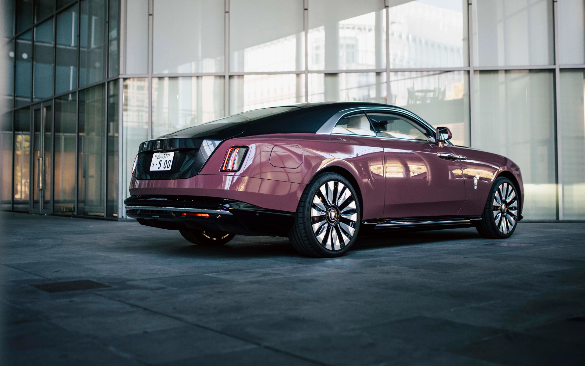 Вид сзади на автомобиль Rolls-Royce Spectre 2024 года