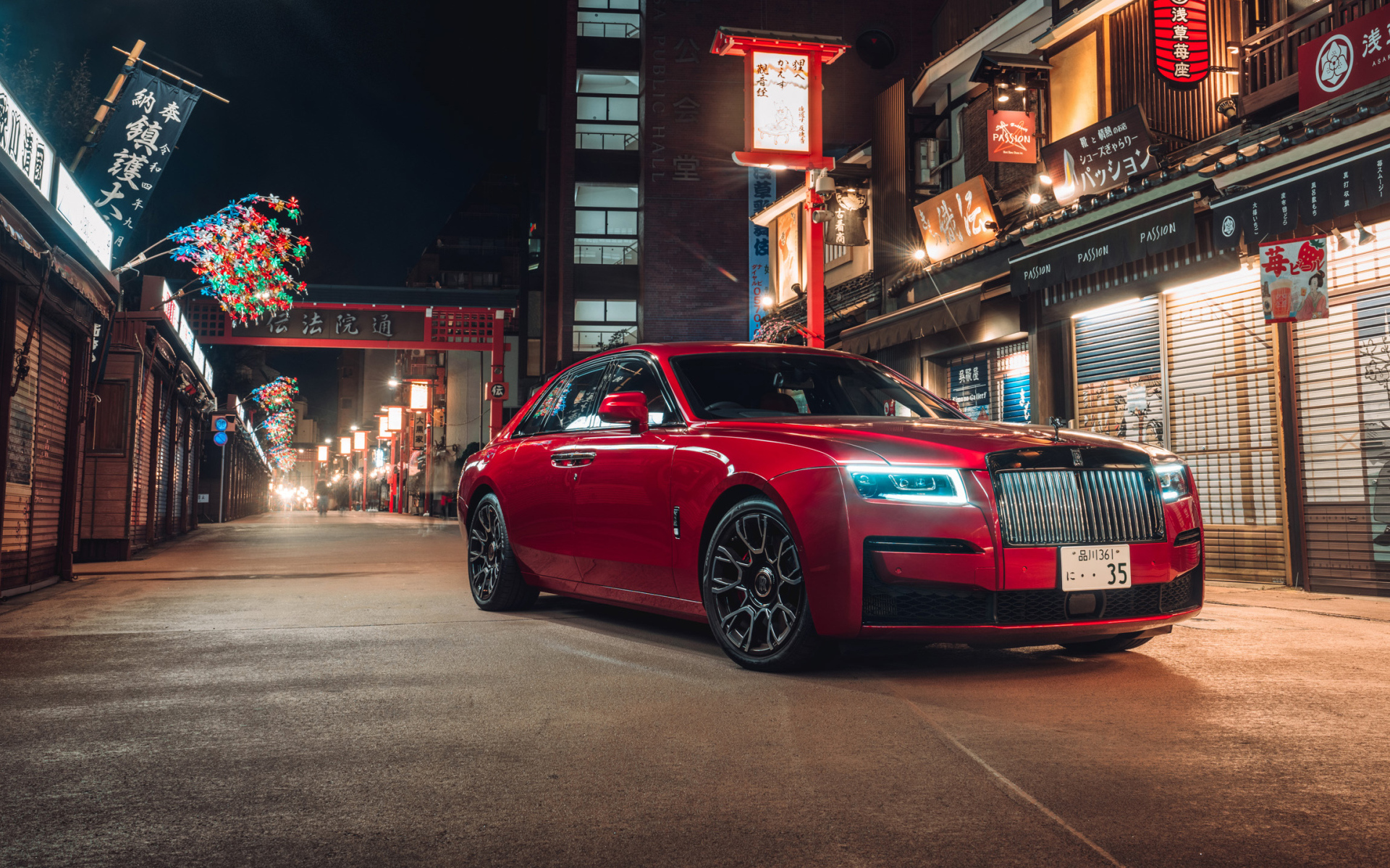 Красный стильный автомобиль Rolls-Royce Ghost Black Badge