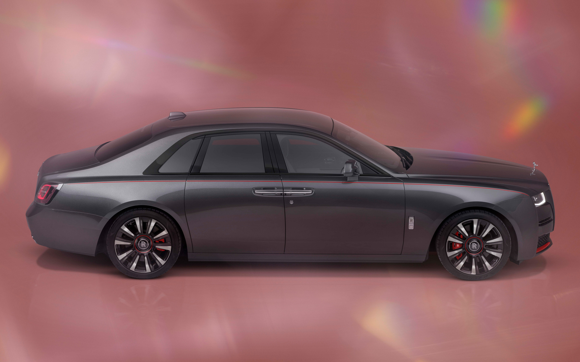 Автомобиль Rolls-Royce Ghost Prism  вид сбоку на розовом фоне