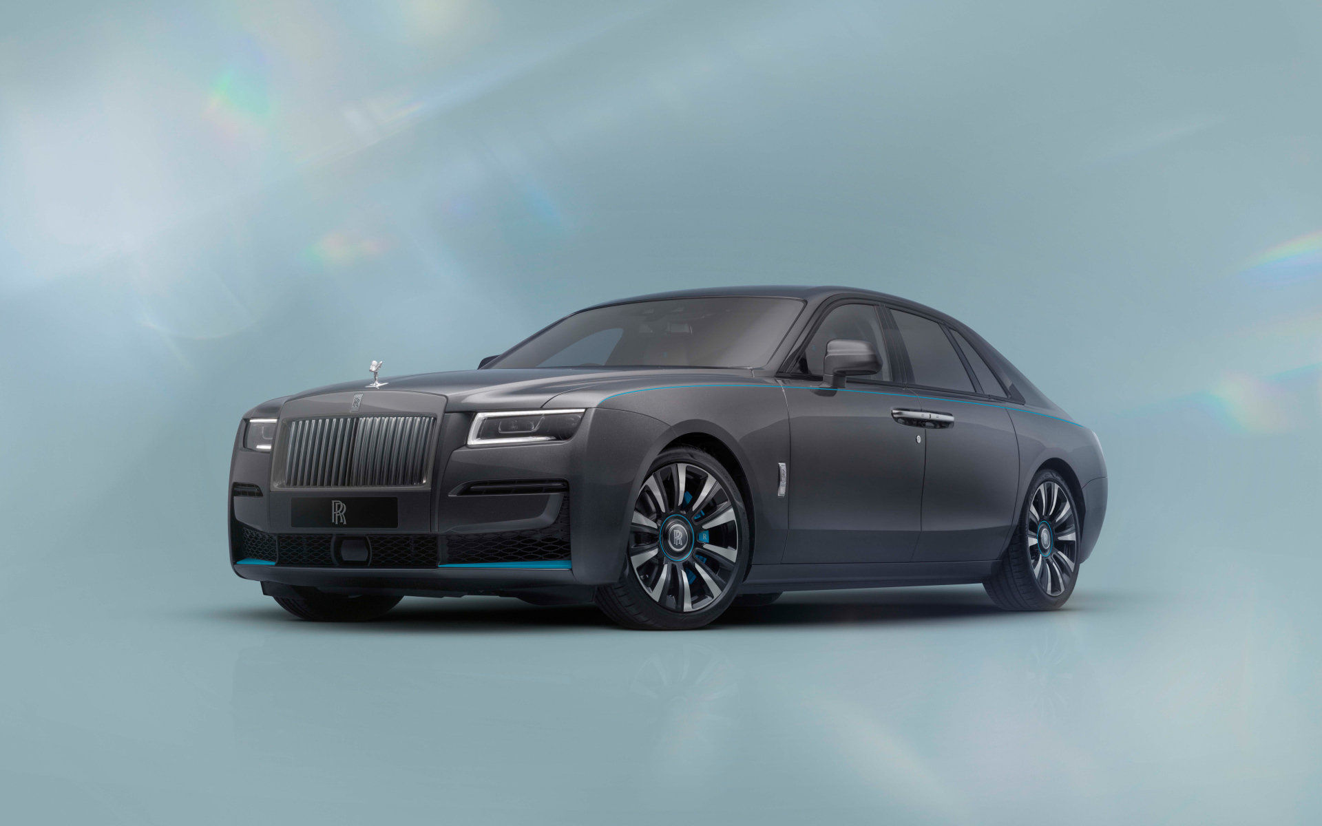 Серебристый автомобиль Rolls-Royce Ghost Prism Gunmetal Grey With Turchese