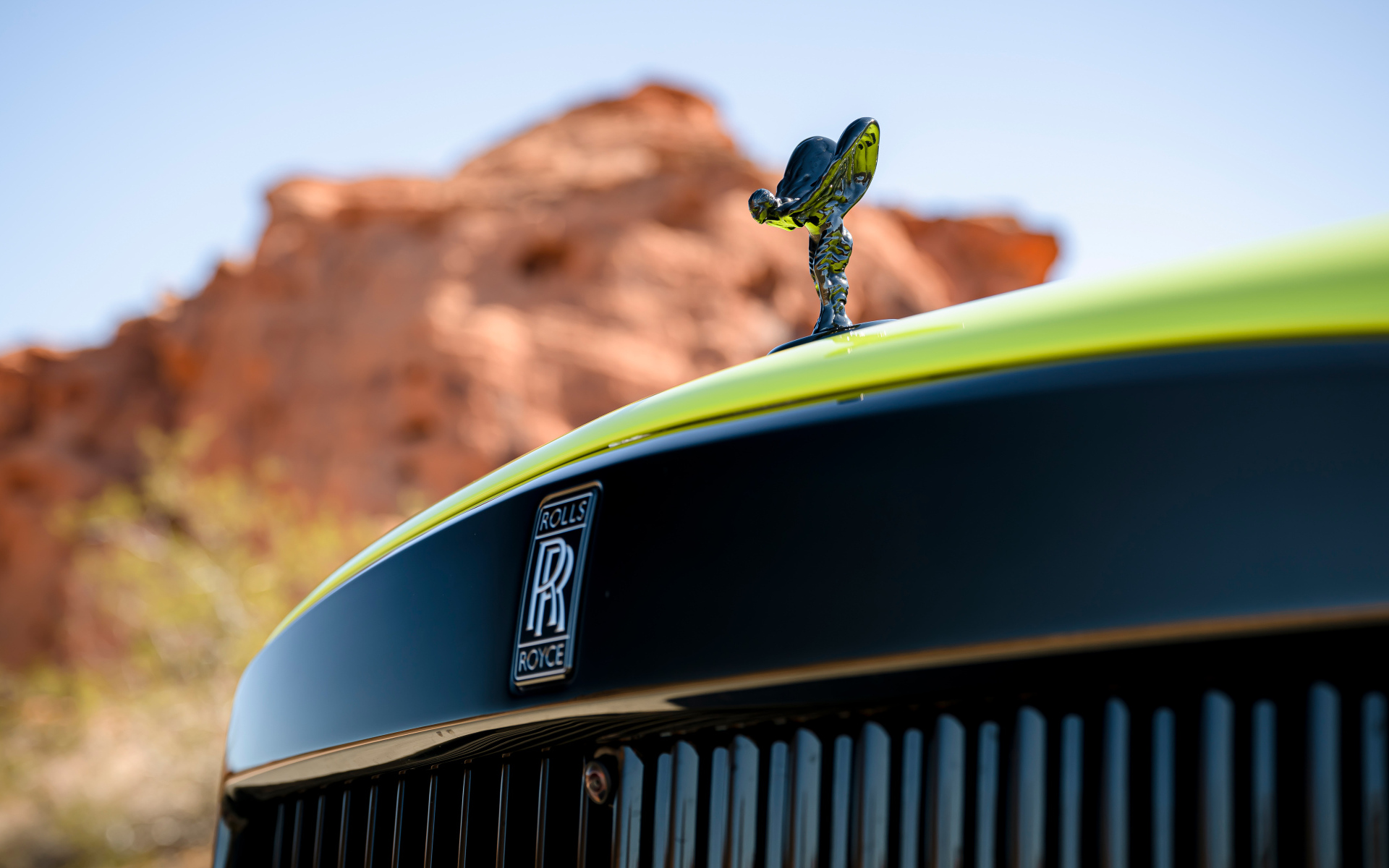 Украшение Spirit Of Ecstasy на капоте автомобиля Rolls-Royce