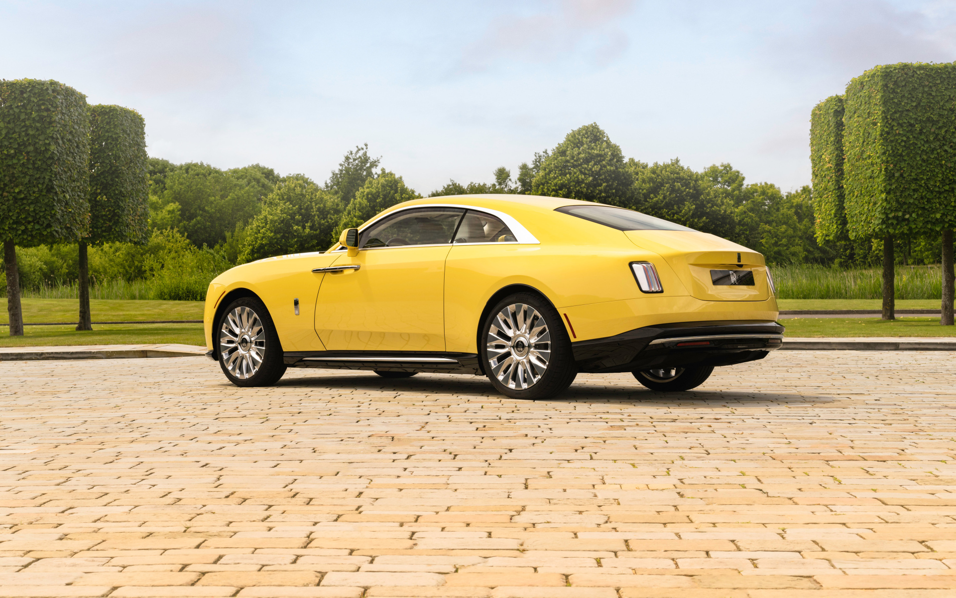 Желтый Rolls-Royce Spectre Semaphore вид сзади