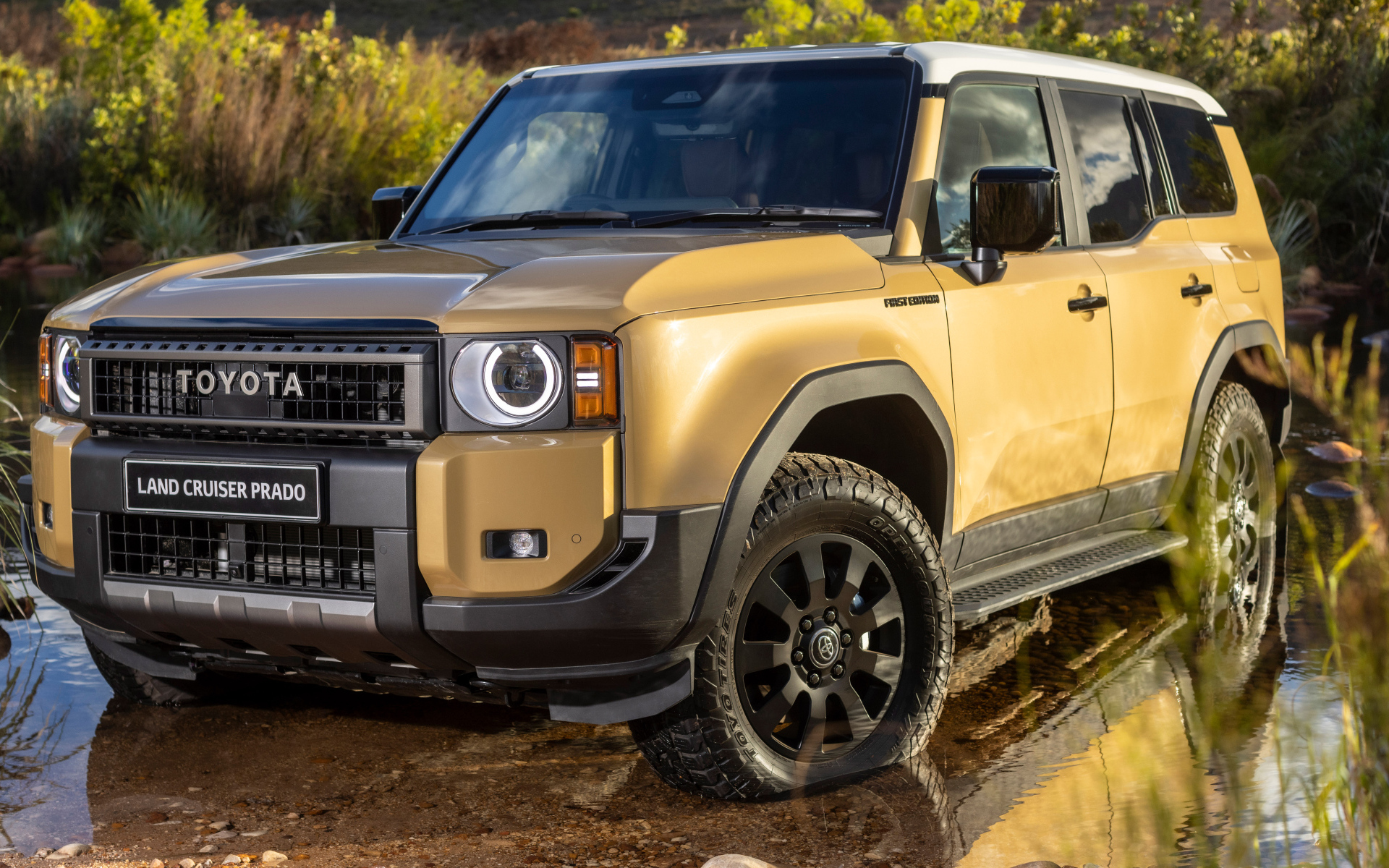 Внедорожник Toyota Land Cruiser Prado VX-R First Edition 2024 года в воде