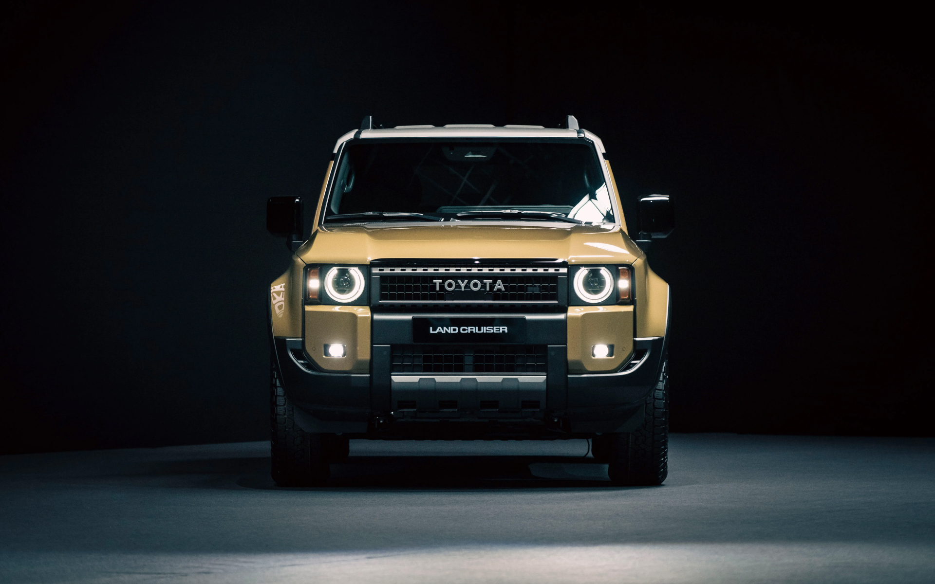 Вид спереди на автомобиль Toyota Land Cruiser First Edition