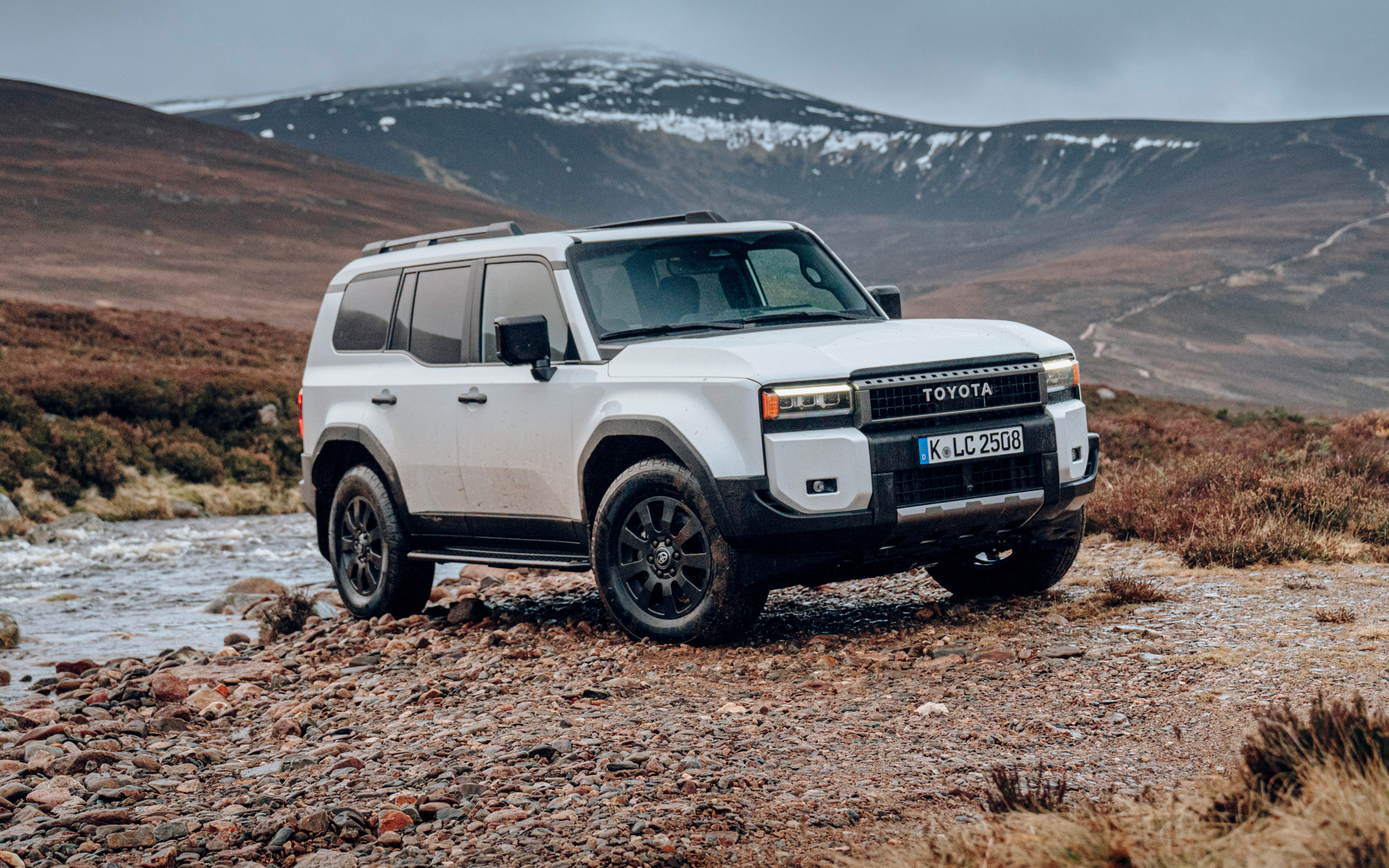 Внедорожник Toyota Land Cruiser в горах