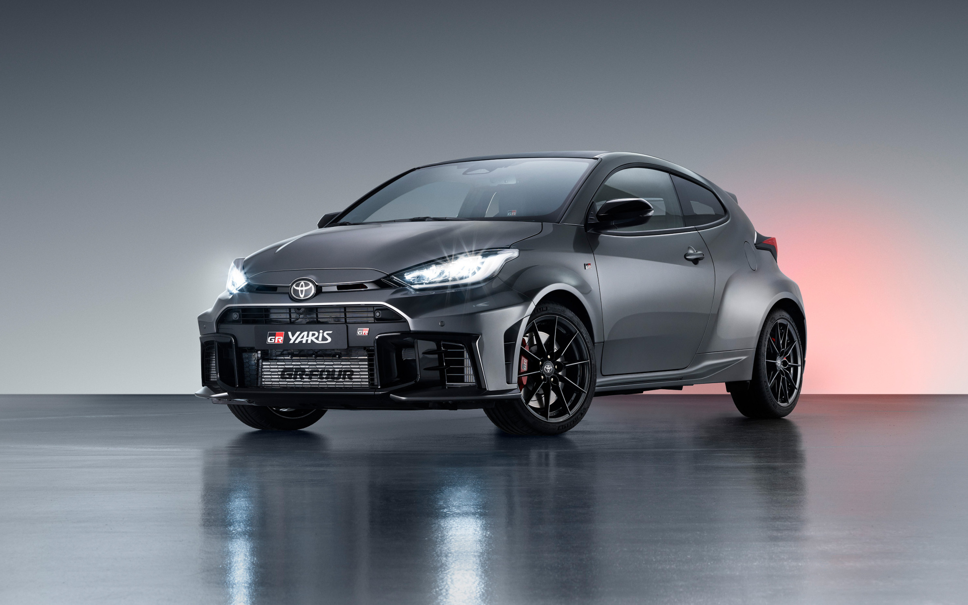 Серебристый автомобиль Toyota GR Yaris 2024  года