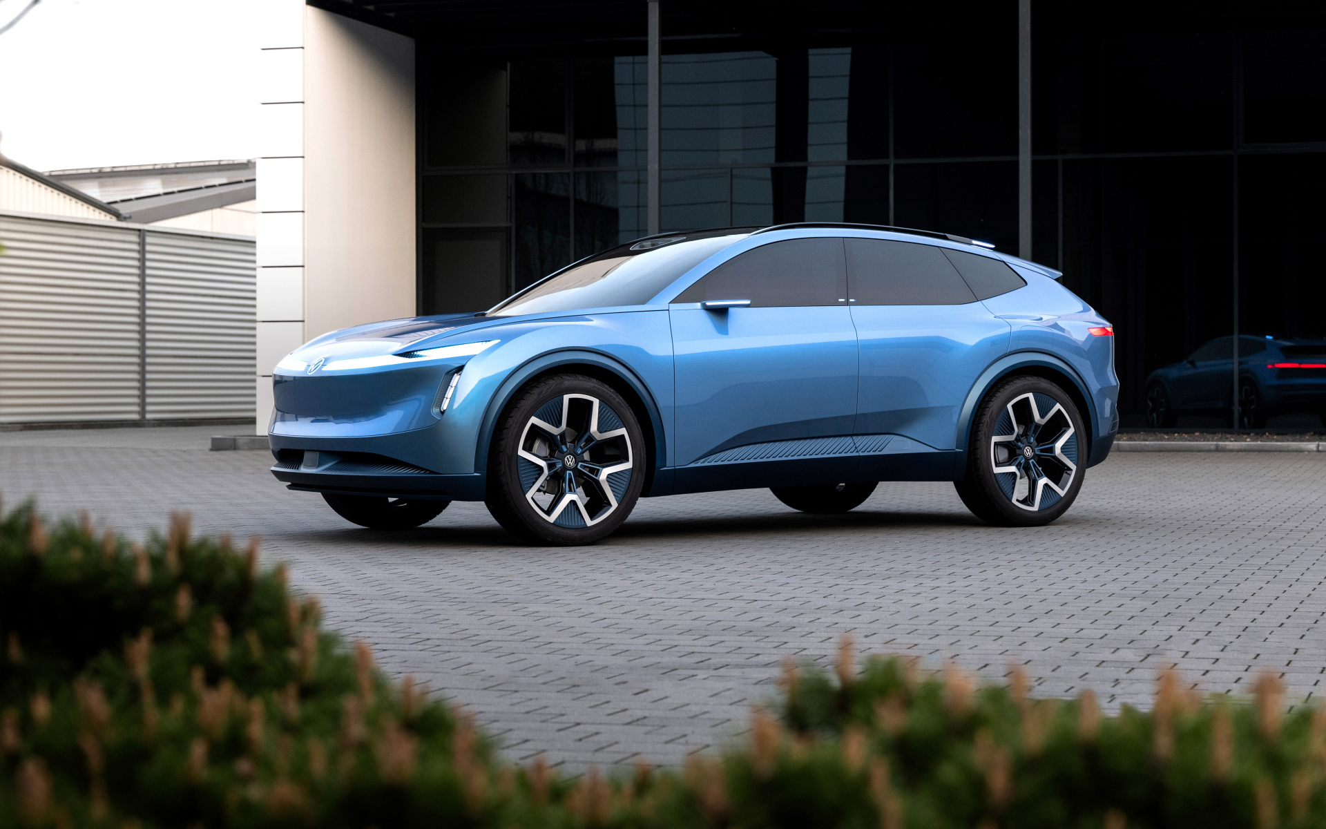 Синий автомобиль Volkswagen ID. Code 2024  года