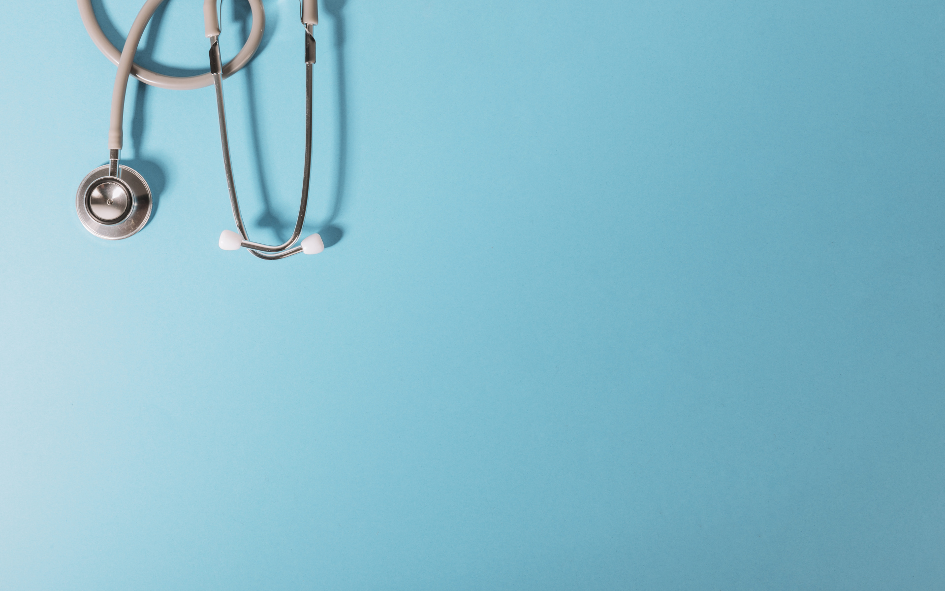 Медицинский стетоскоп на голубом фоне