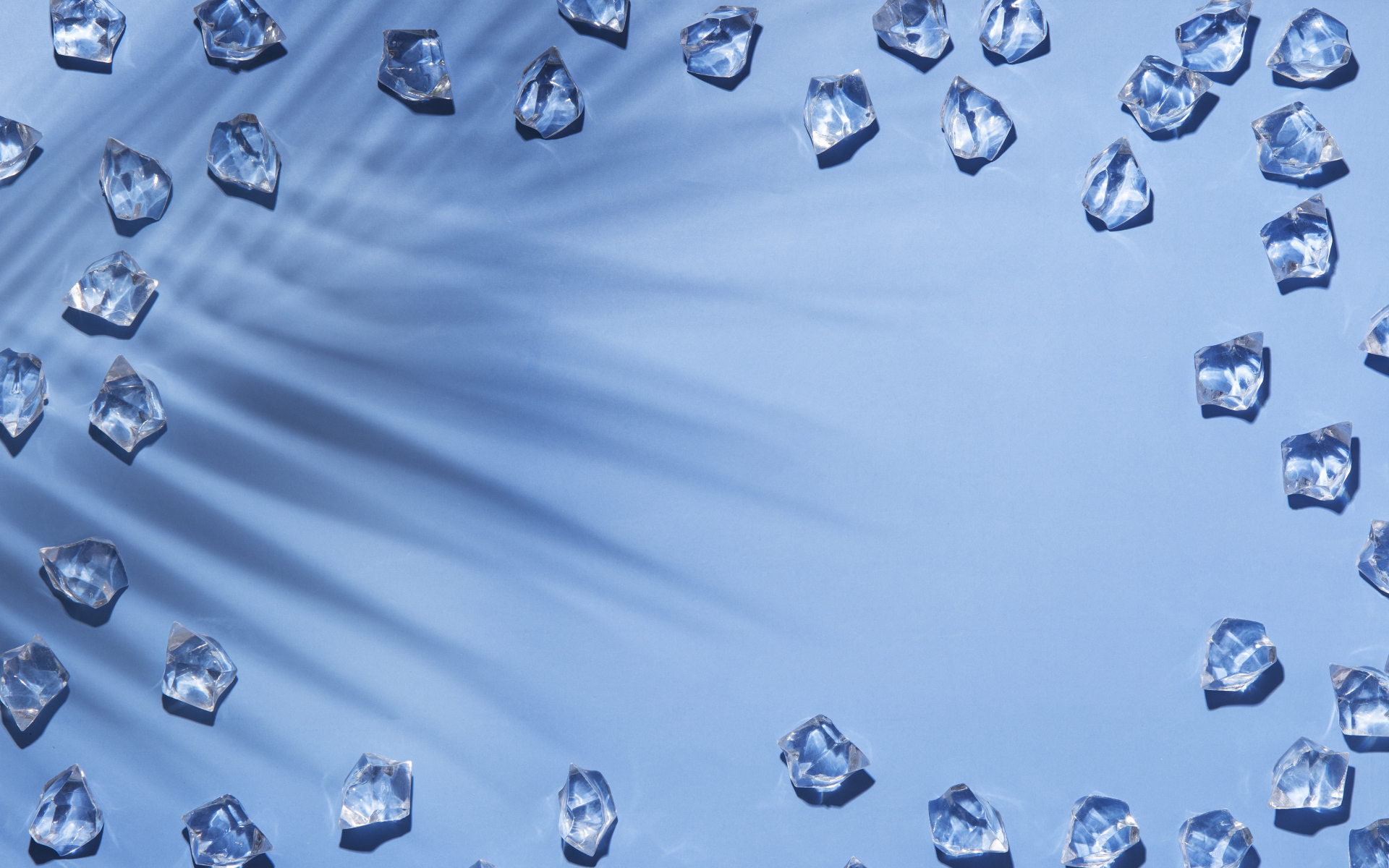 Кусочки холодного льда на голубом фоне