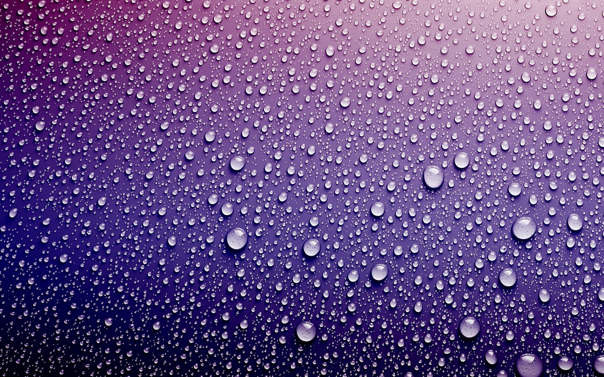 Фиолетовый фон с брызгами воды