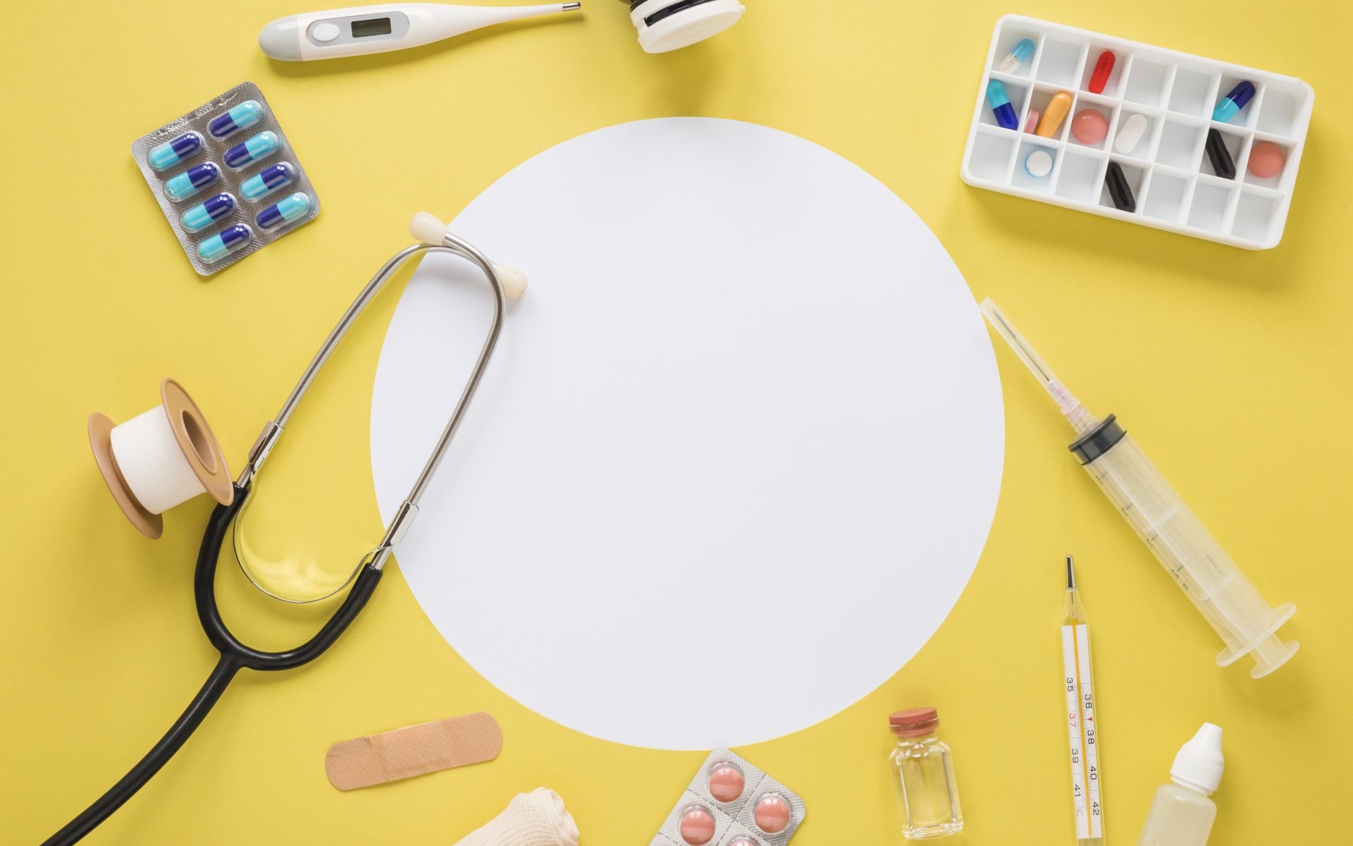 Шаблон для открытки для медиков на желтом фоне