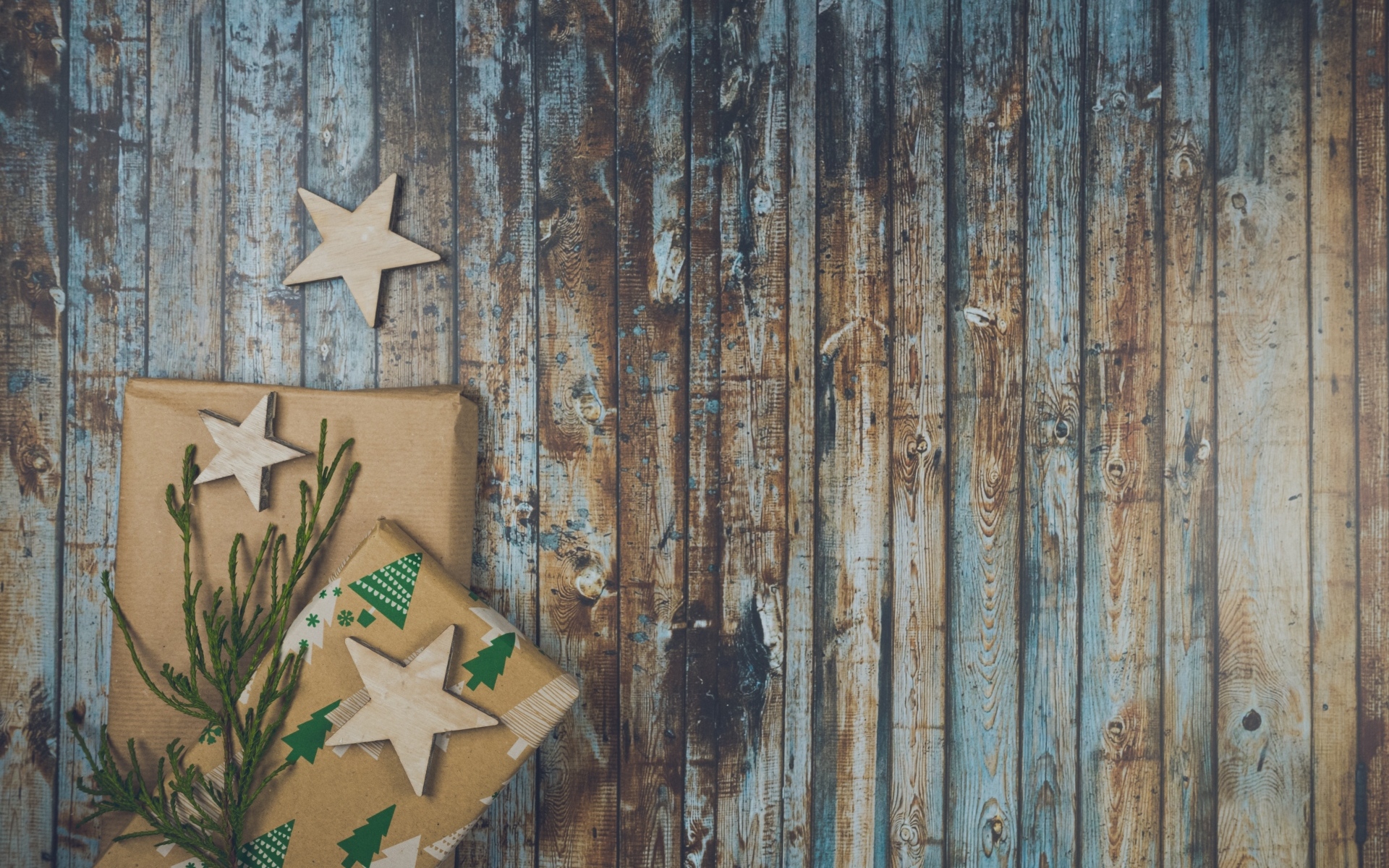 Два подарка на деревянном фоне