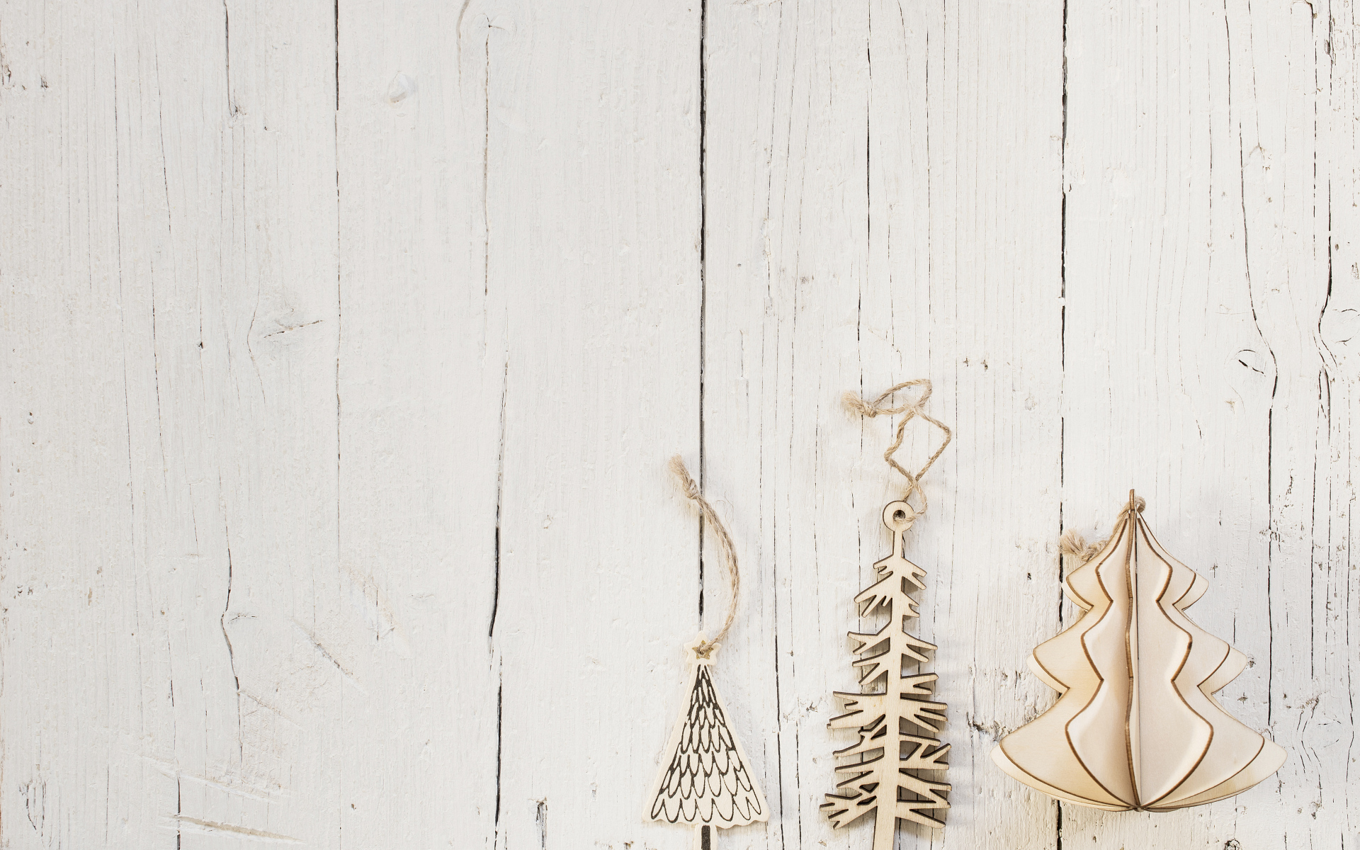 Деревянные елочные украшения  на белом деревянном фоне