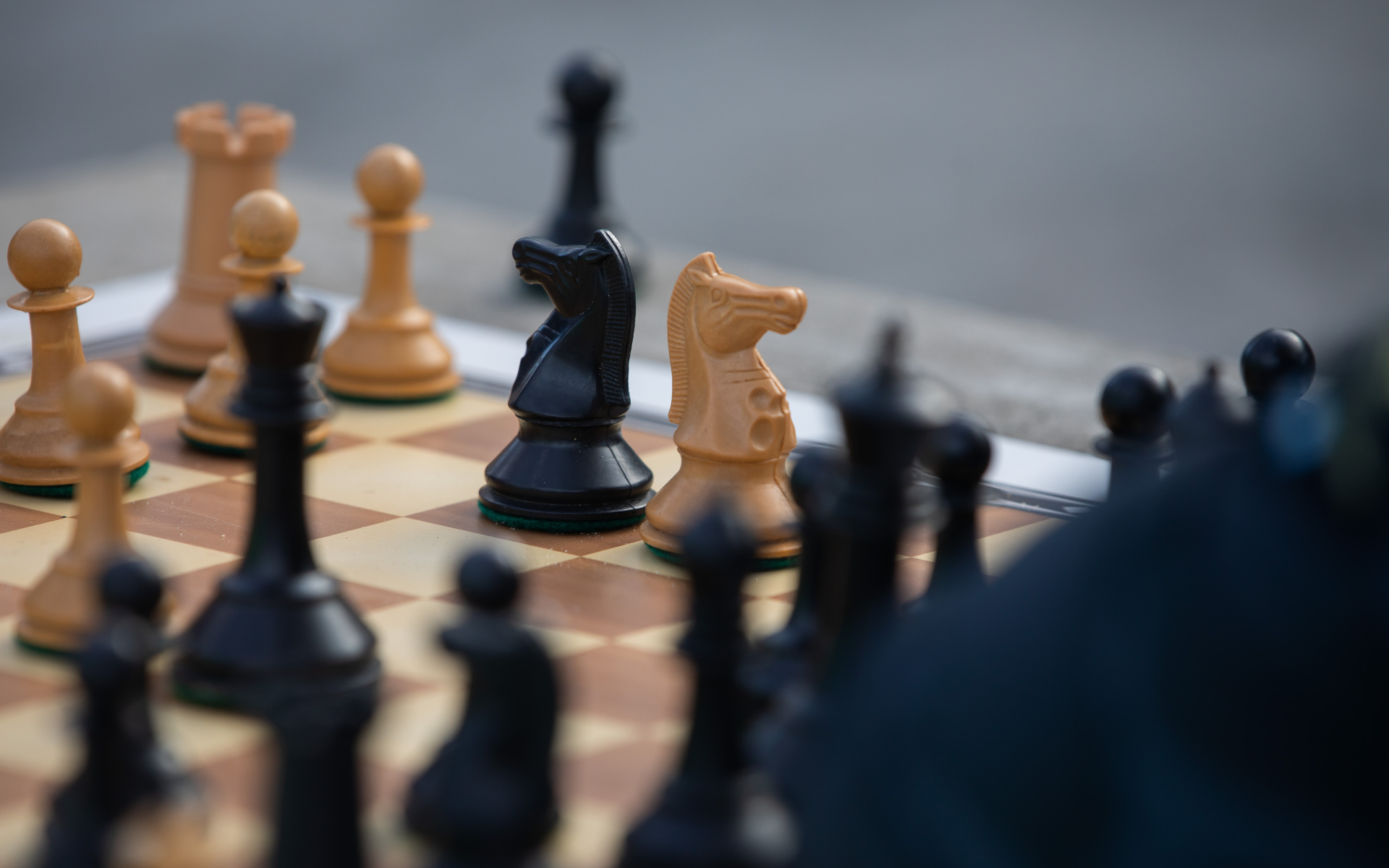 Красивые деревянные шахматные фигуры на доске