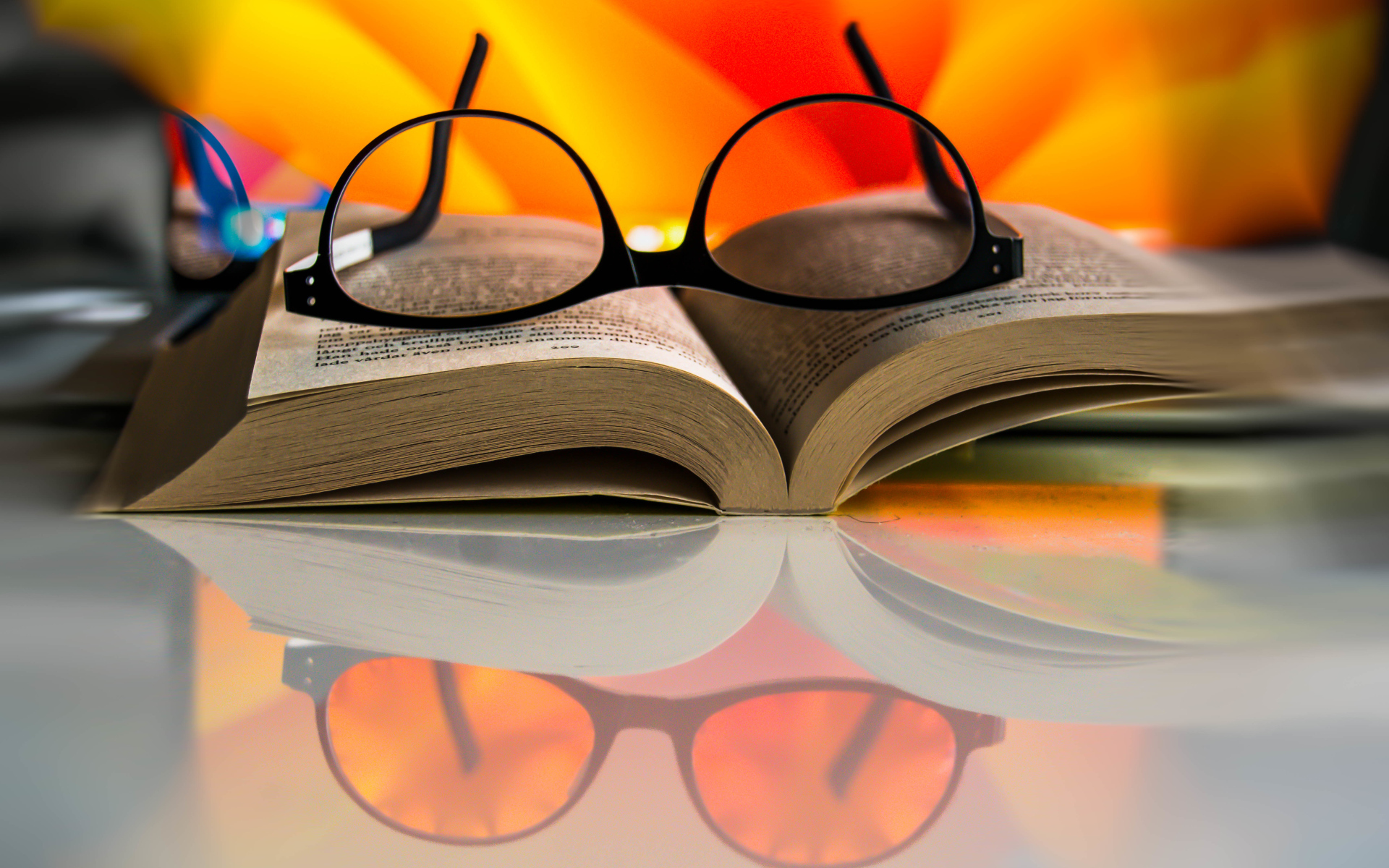 Книга с очками на столе