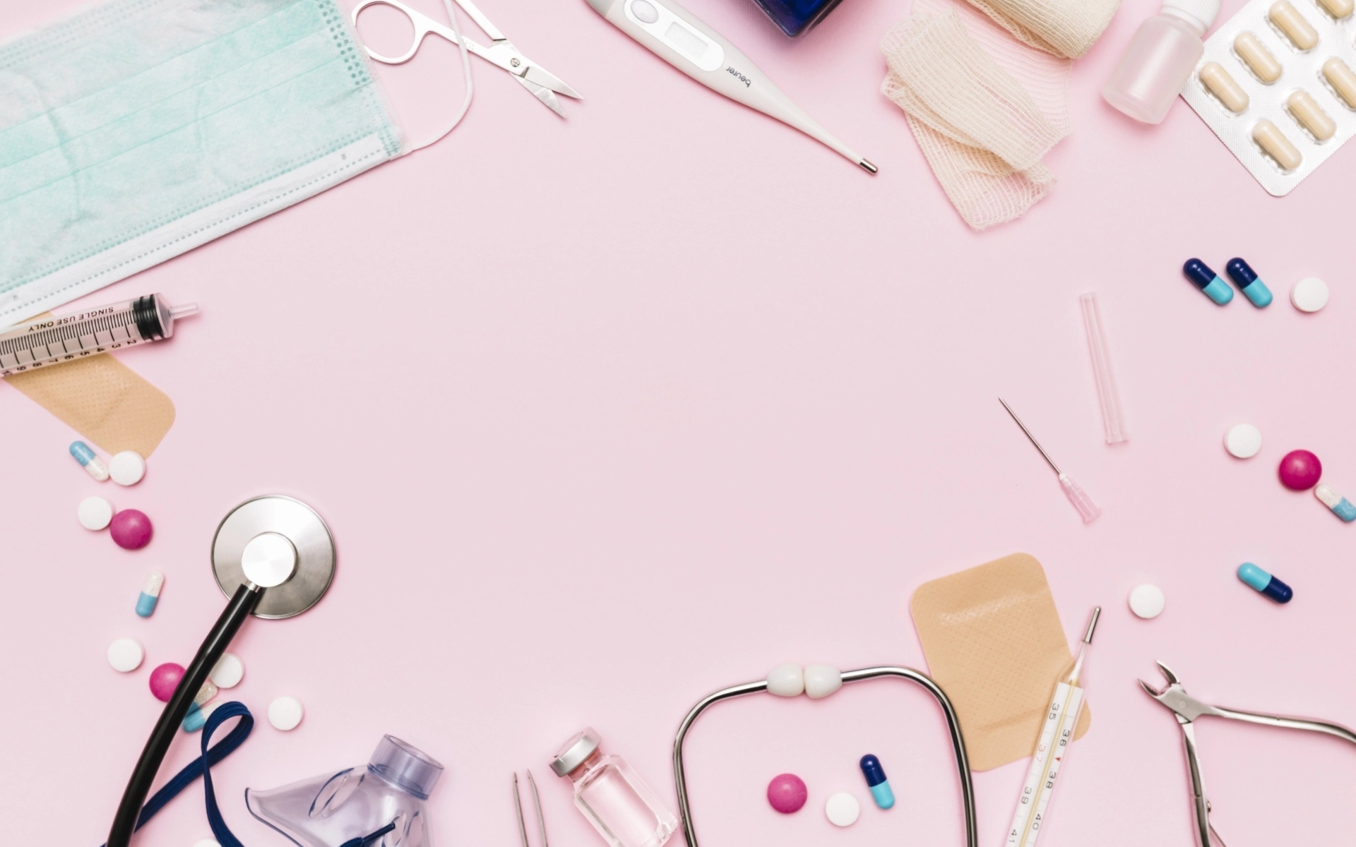 Медицинские атрибуты на розовом фоне