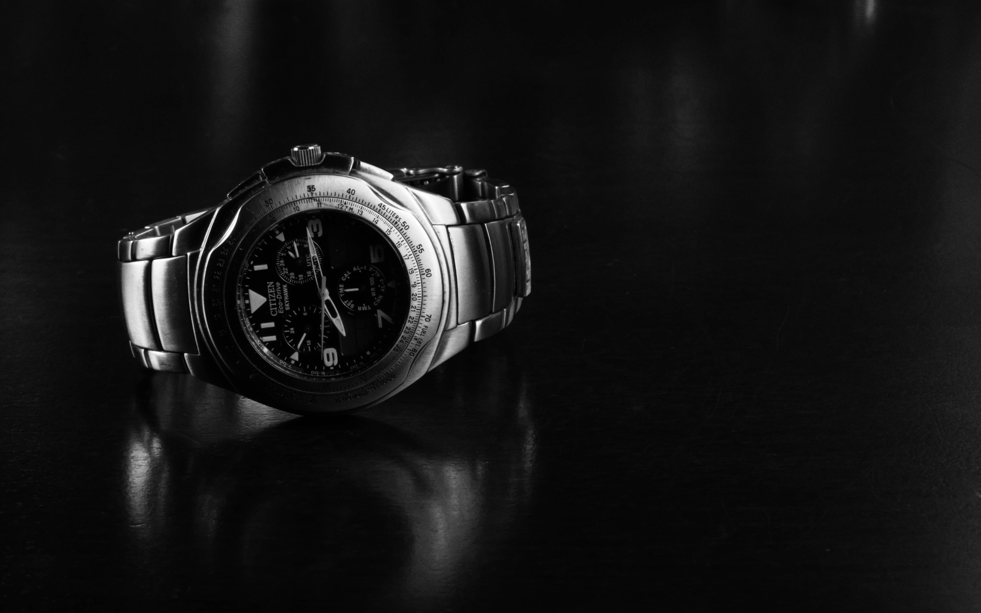 Наручные мужские часы на черном фоне