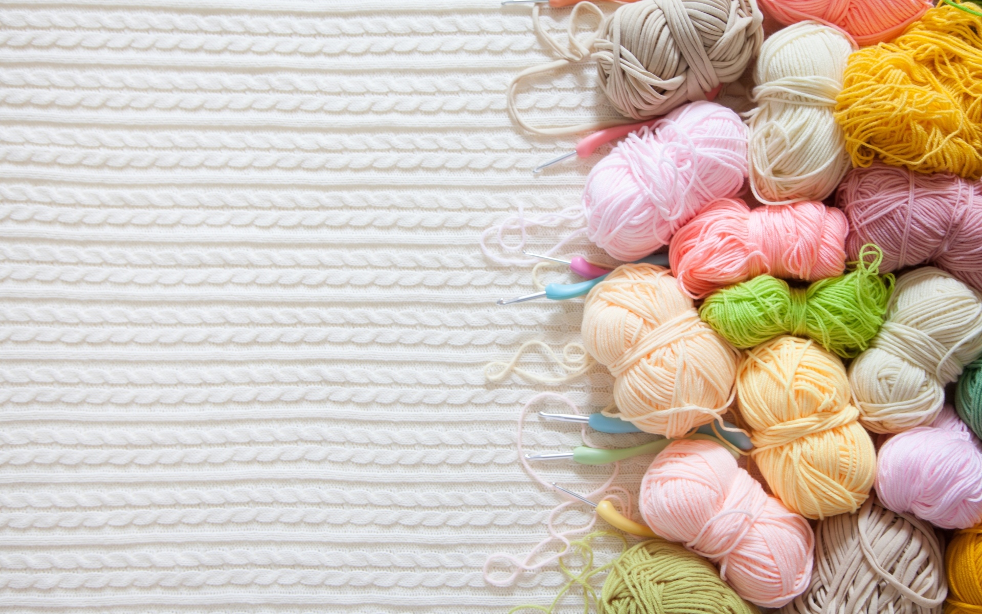 Разноцветная пряжа для вязания на белом трикотажном полотне
