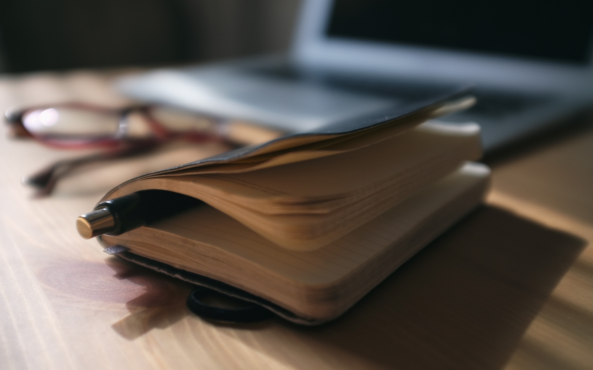 Блокнот с ручкой на столе