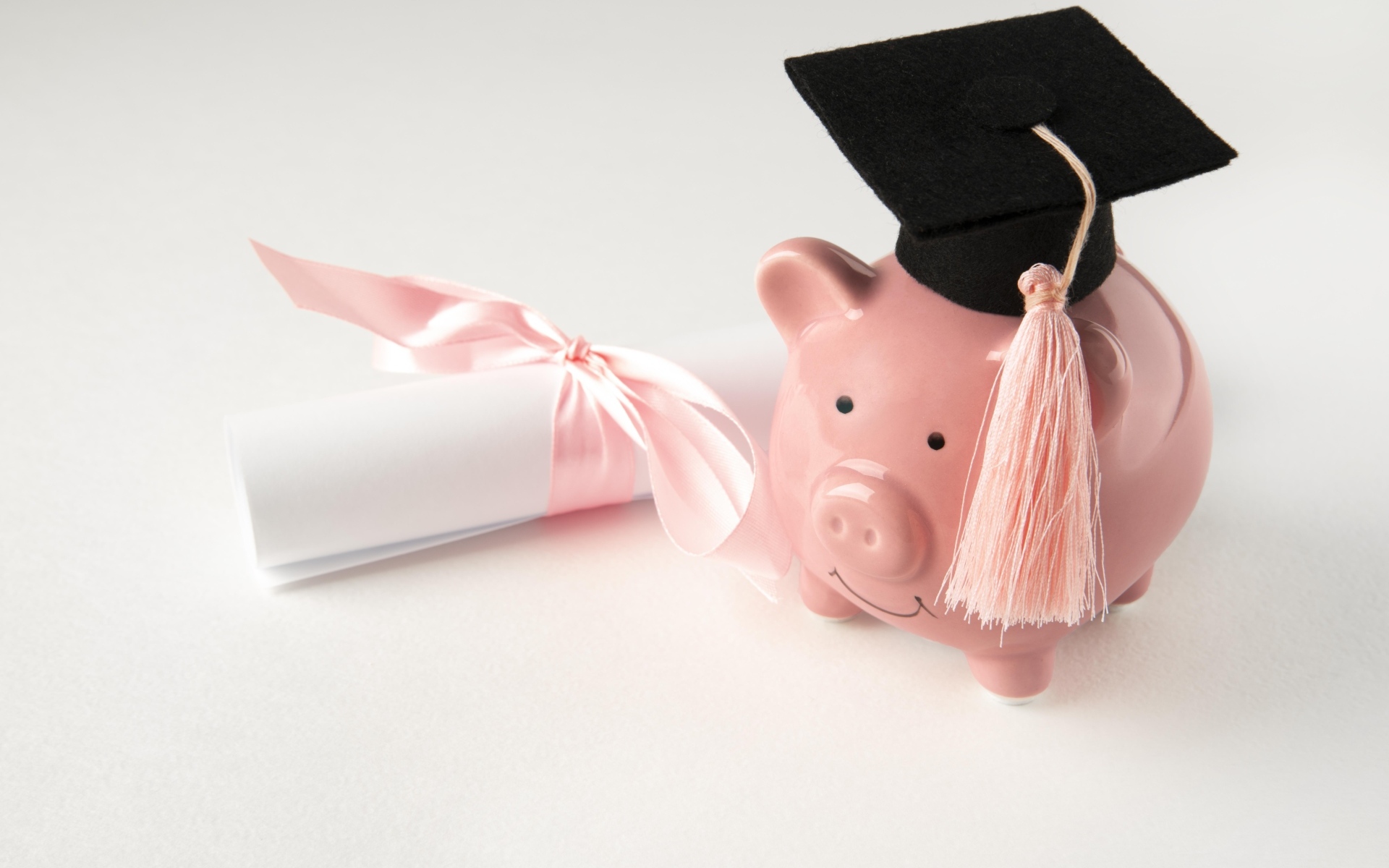 Свинья копилка с бумажным свертком на сером фоне