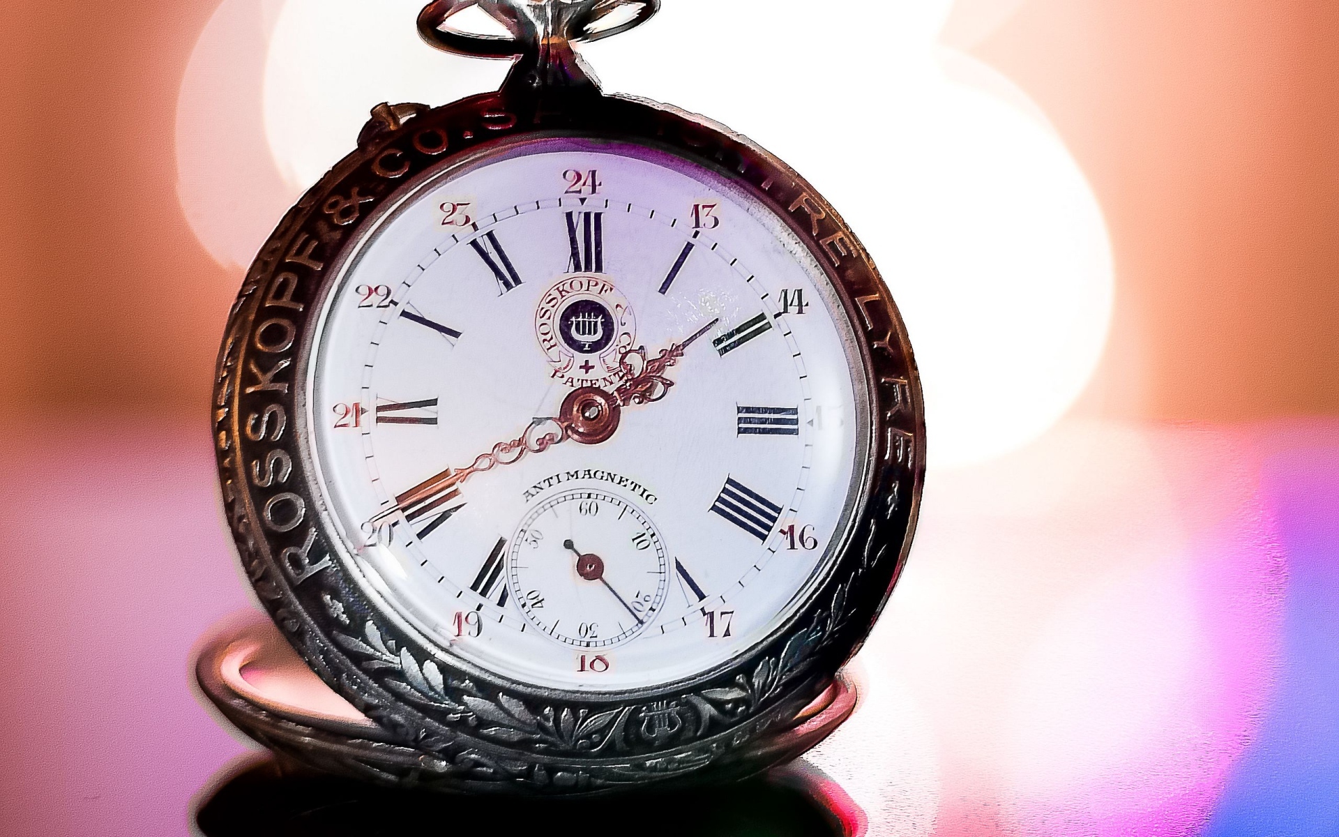 Карманные часы крупным планом