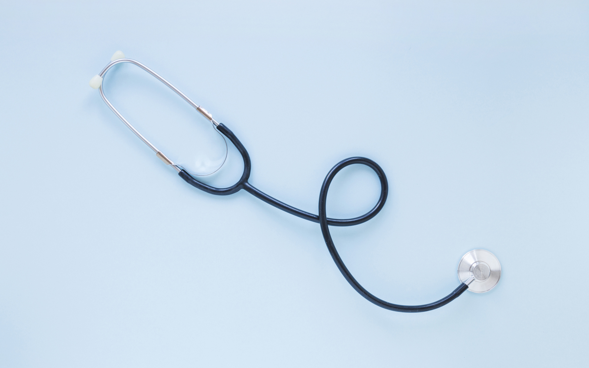 Стетоскоп на голубом фоне