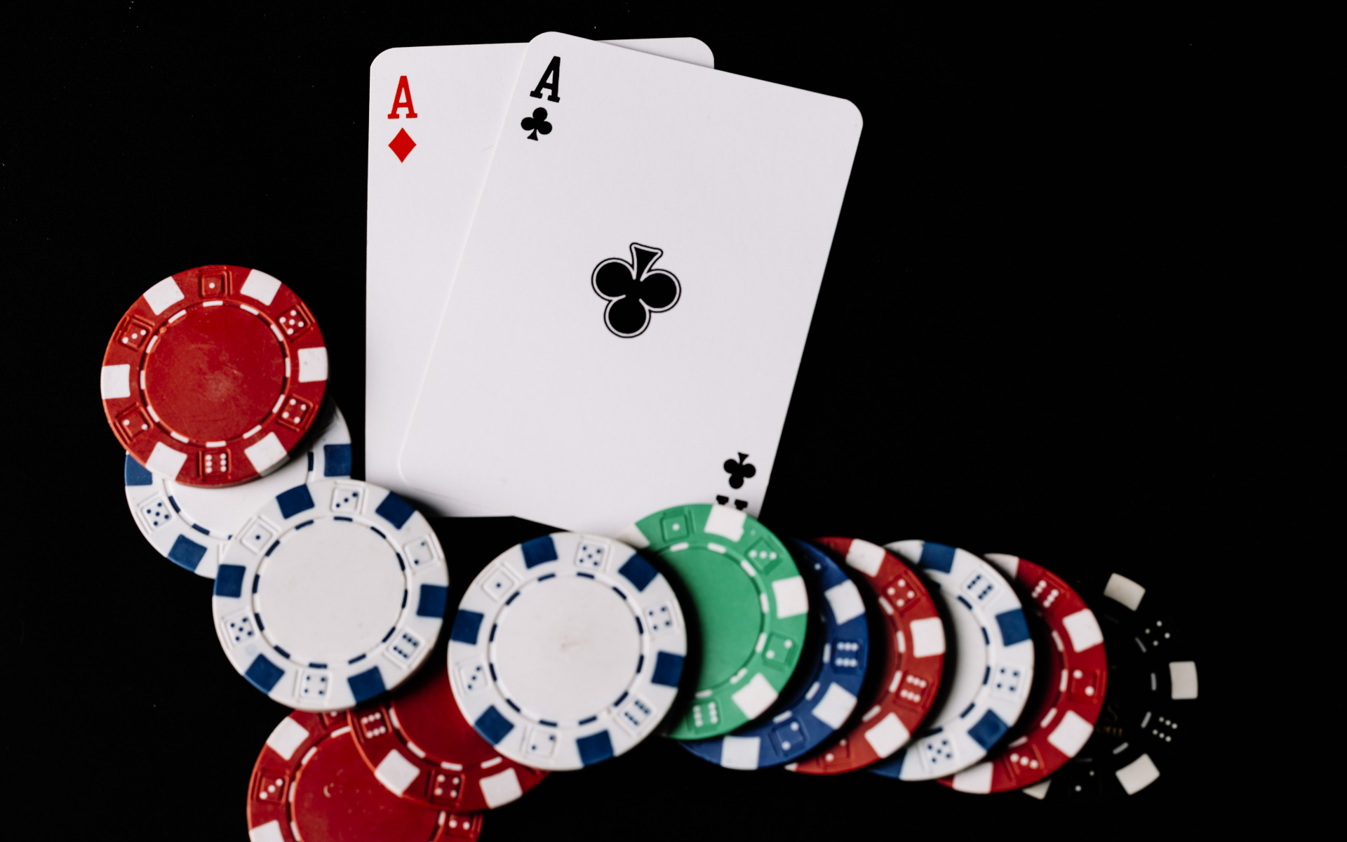 Два туза и фишки для покера  на черном фоне