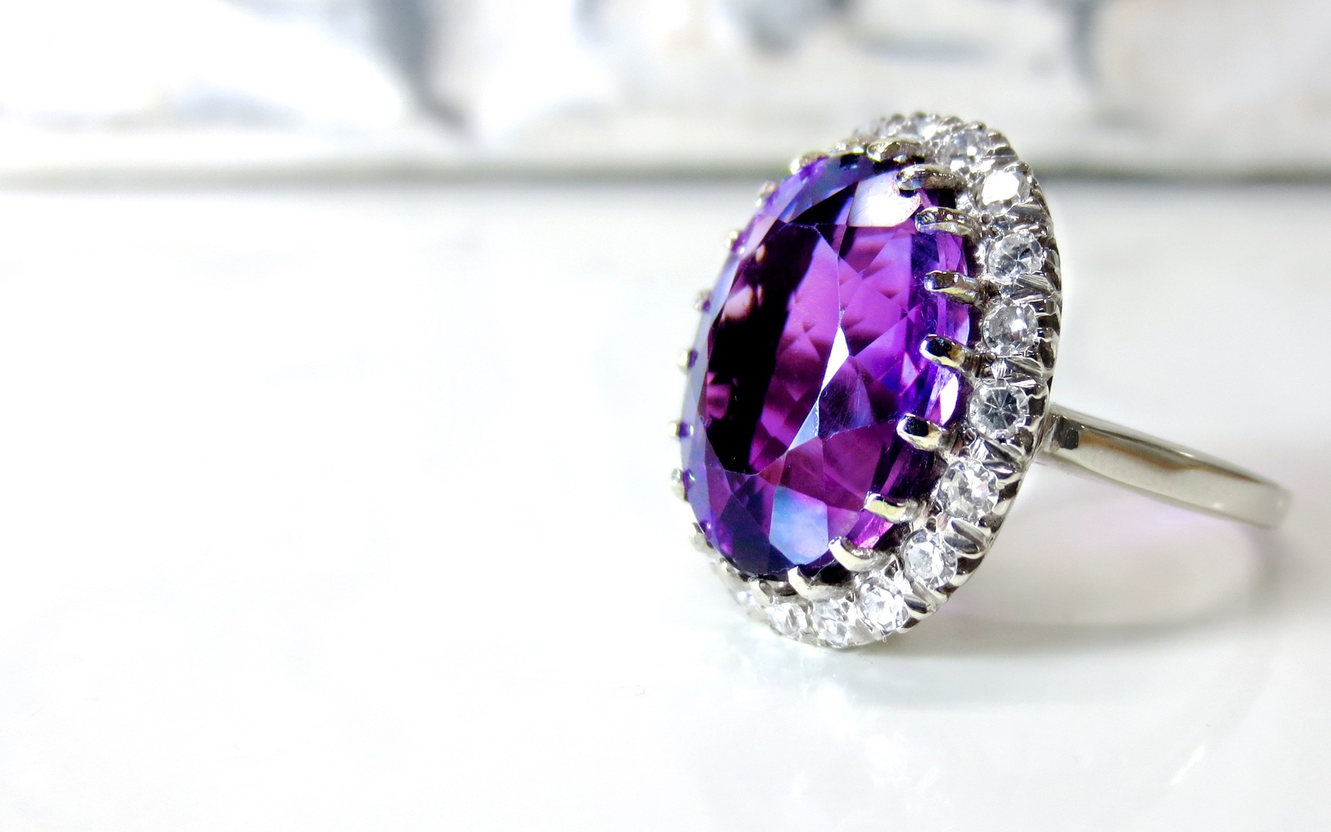 Красивое драгоценное кольцо с камнем