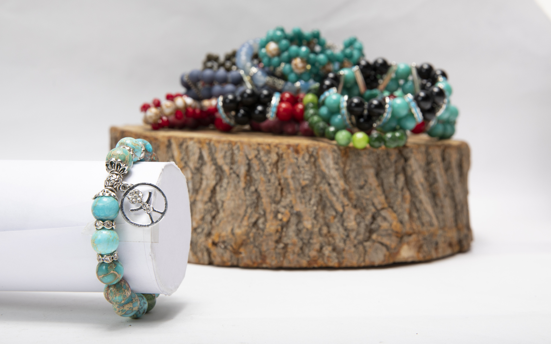 Браслеты из драгоценных камней на сером фоне