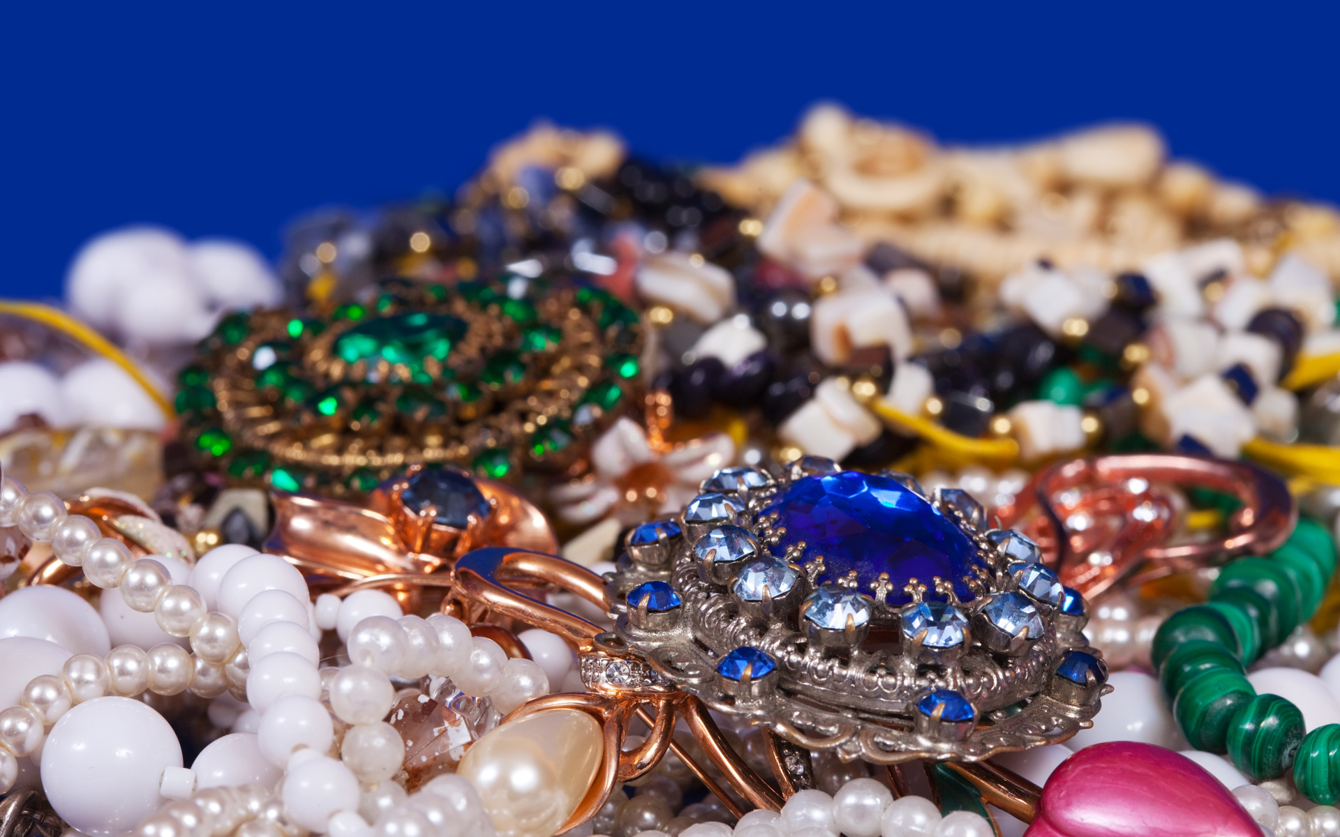 Много красивых ярких драгоценностей 