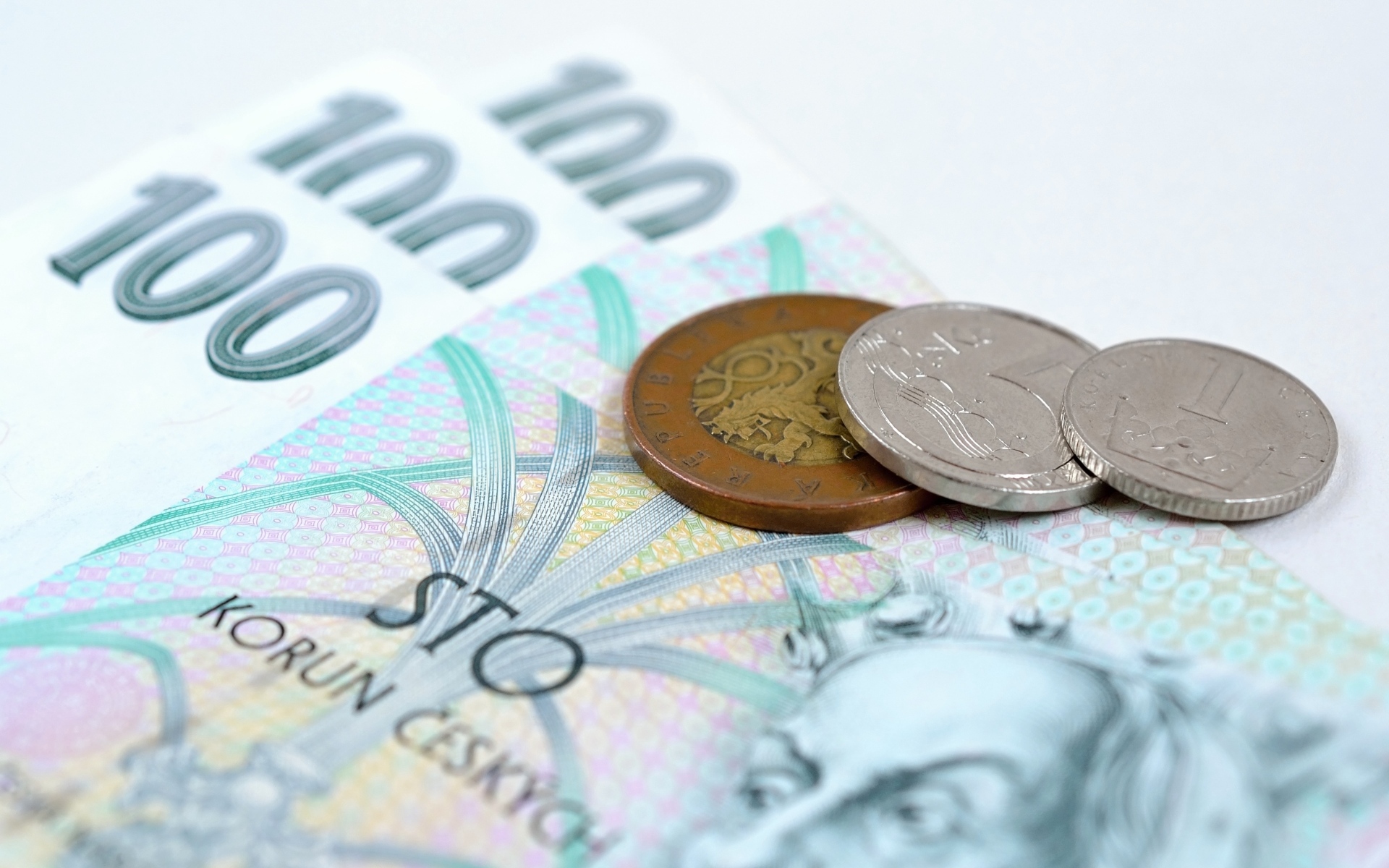 Купюры с монетами крупным планом