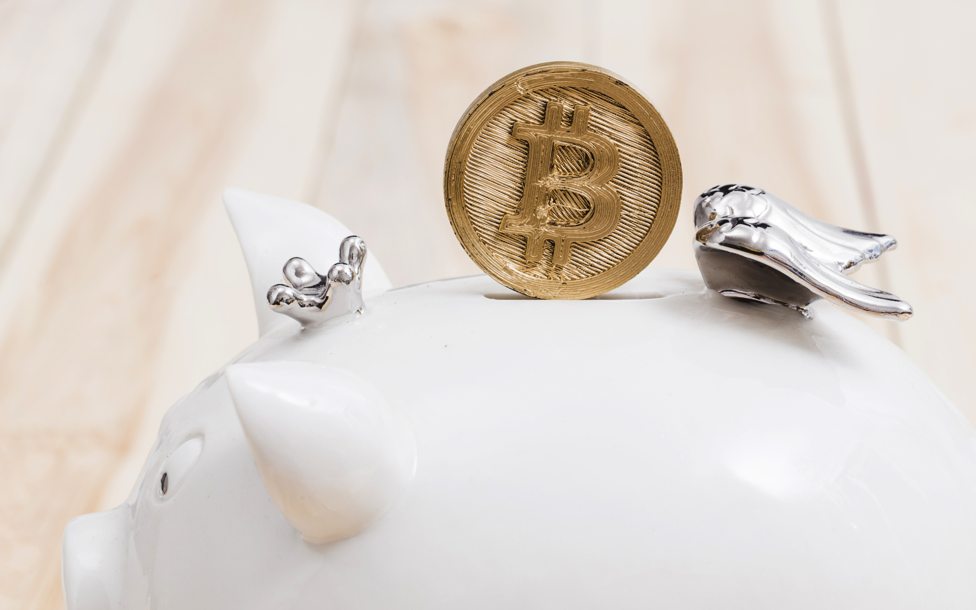 Золотая монета биткоин с копилкой