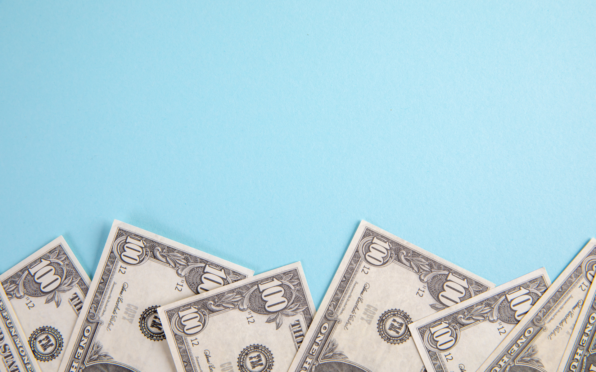Банкноты доллары на голубом фоне