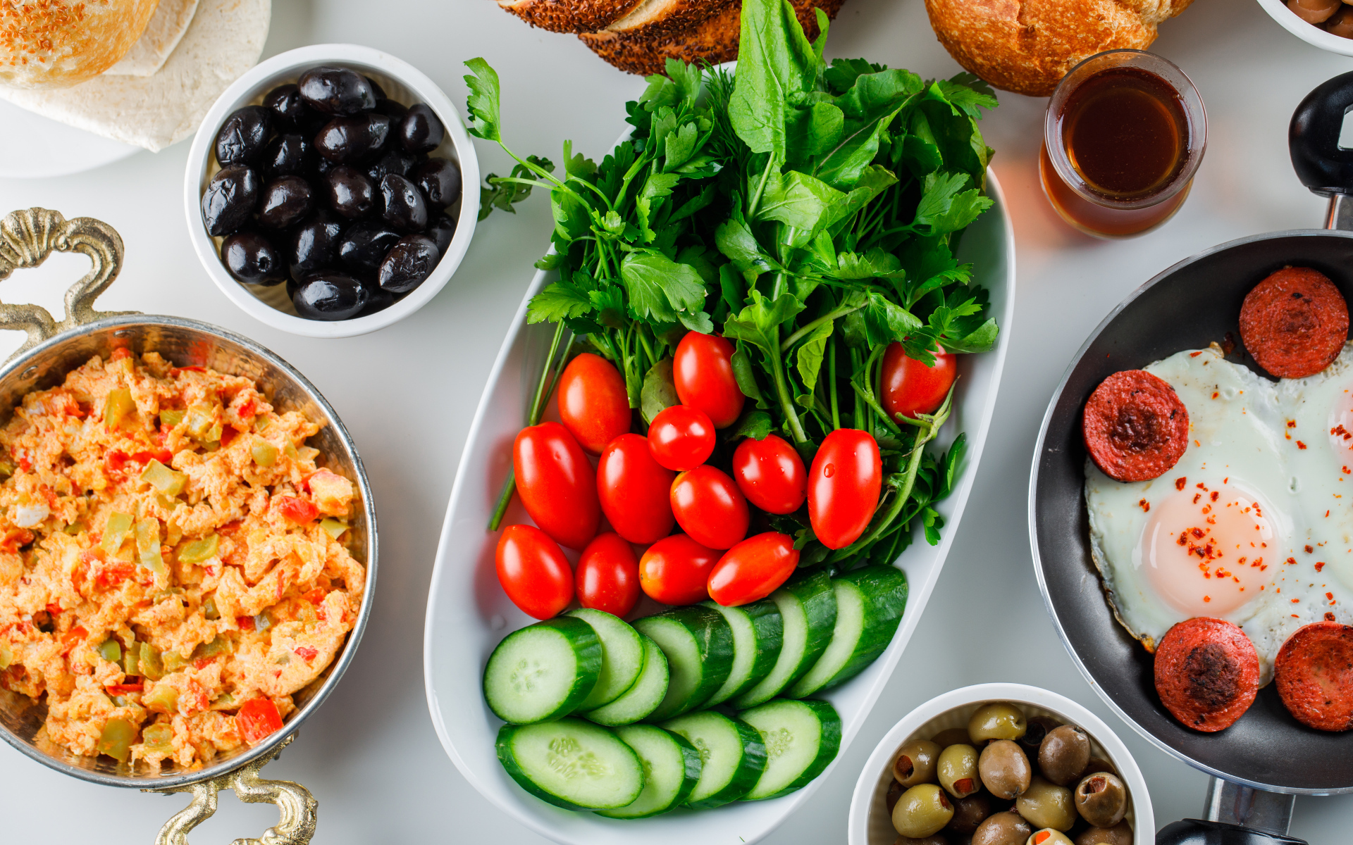 Аппетитные свежие овощи и зелень на столе на завтрак