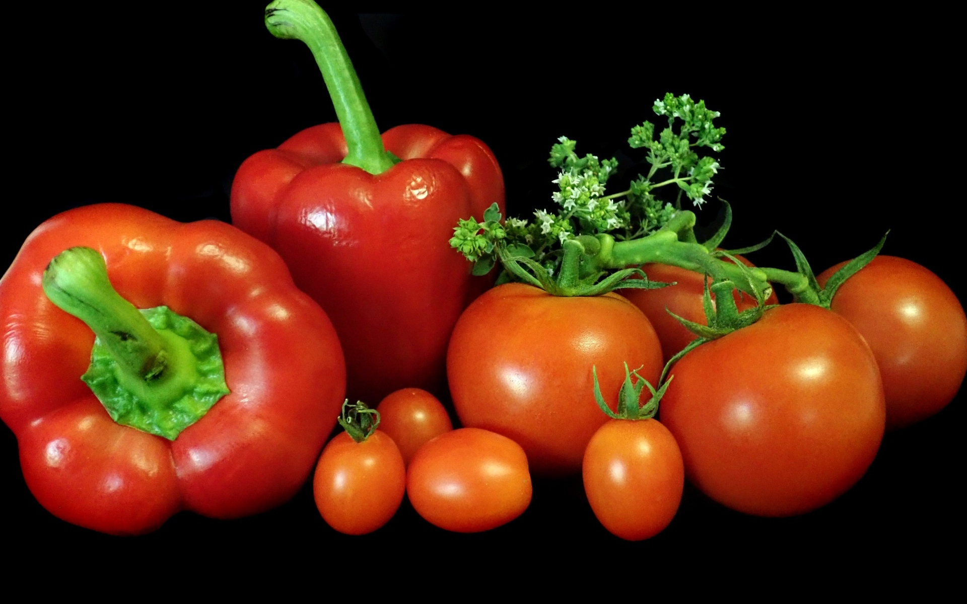 Болгарский перец с помидорами на черном фоне