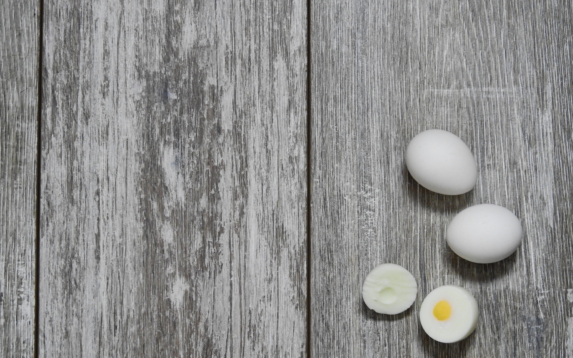Вареные яйца на деревянном фоне