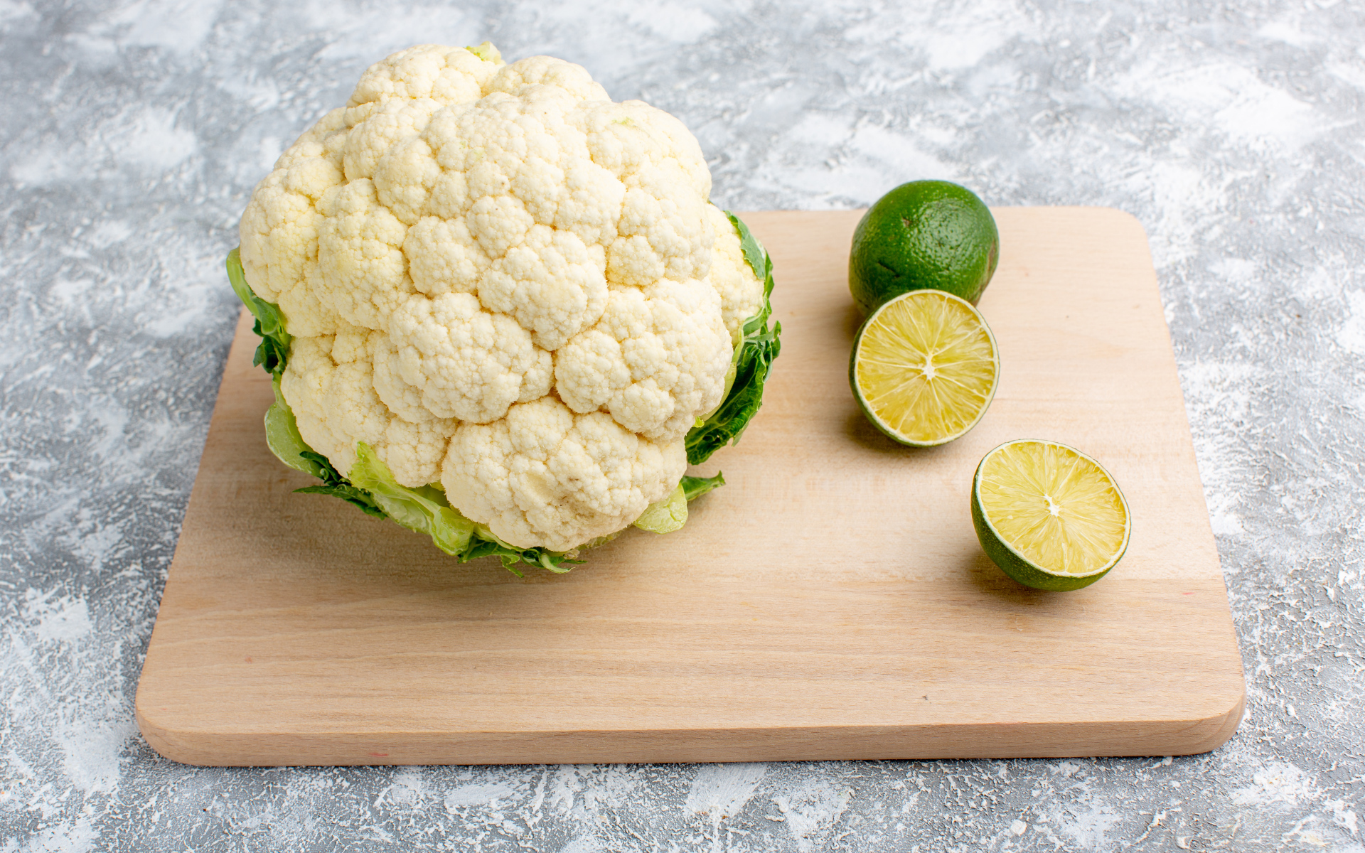 Цветная капуста с кусочками лайма на доске
