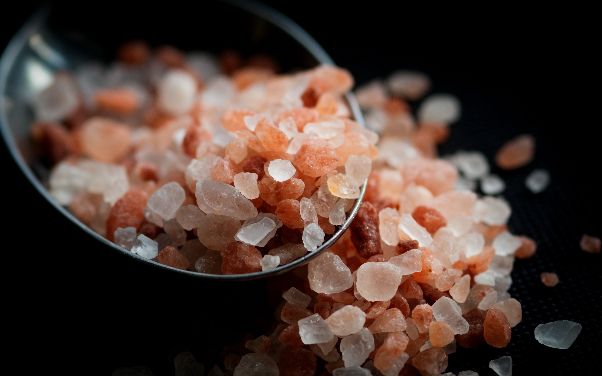 Крупная ароматная соль на ложке