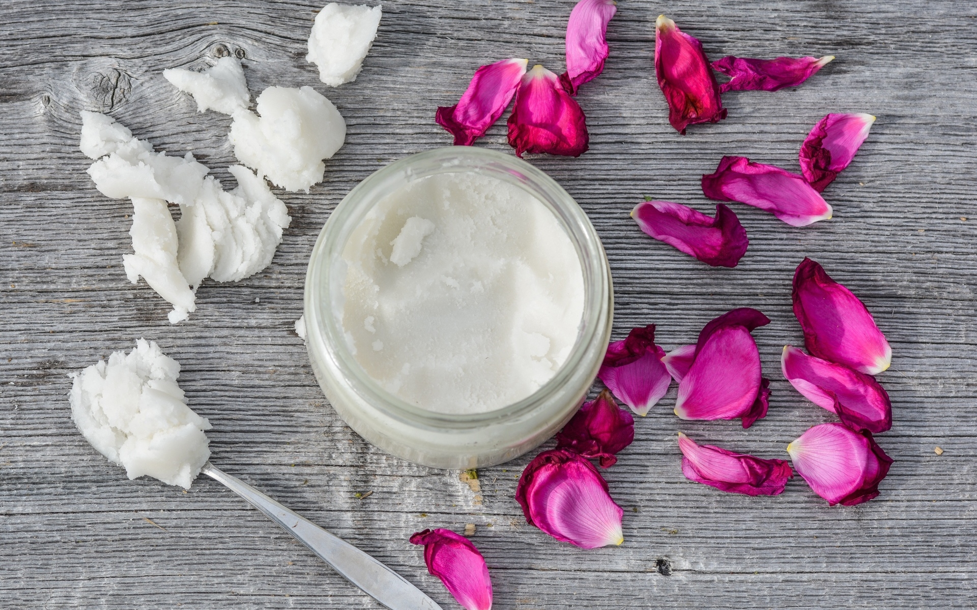 Кокосовое масло с лепестками роз