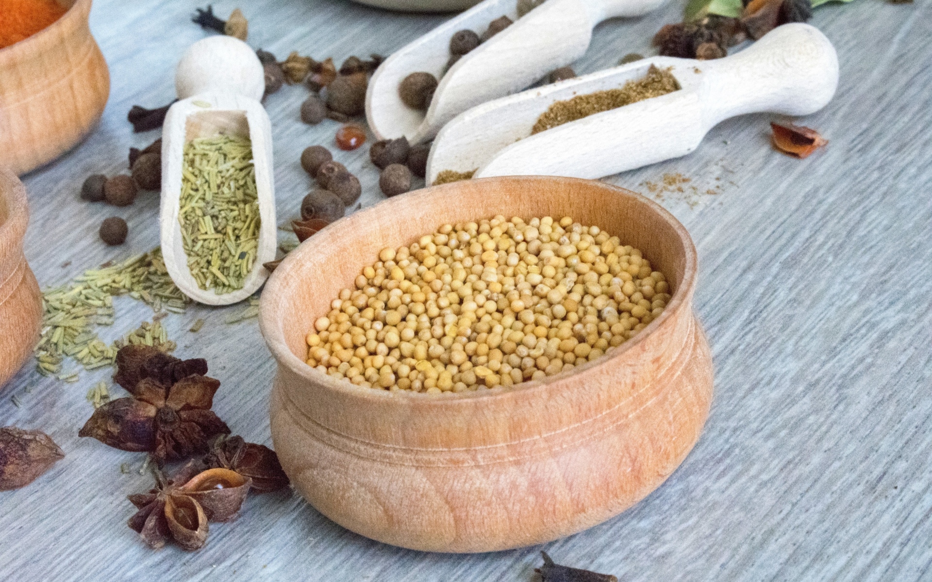 Ароматные специи на сером столе